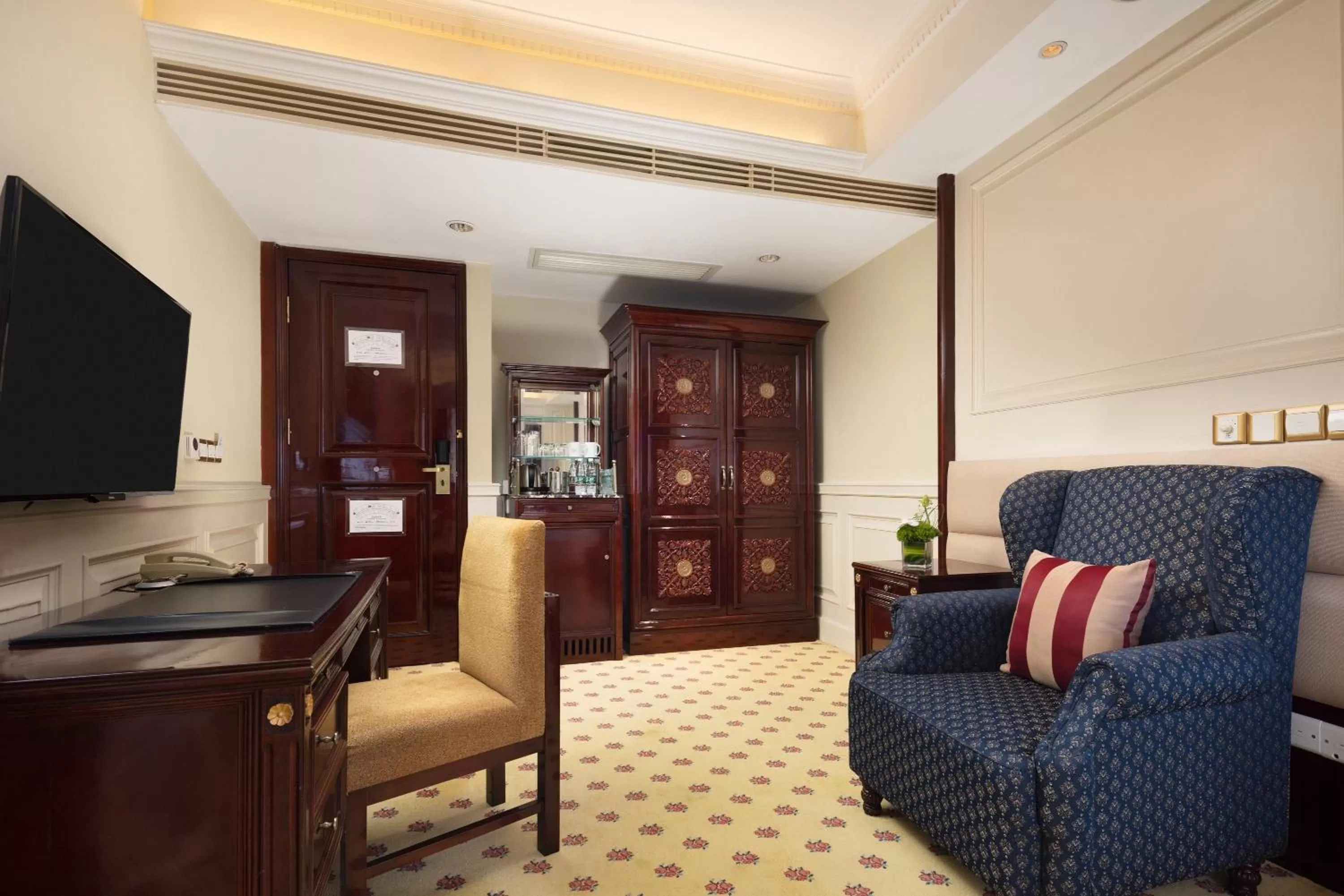 Photo of the whole room in Crowne Plaza Hotel & Suites Landmark Shenzhen by IHG