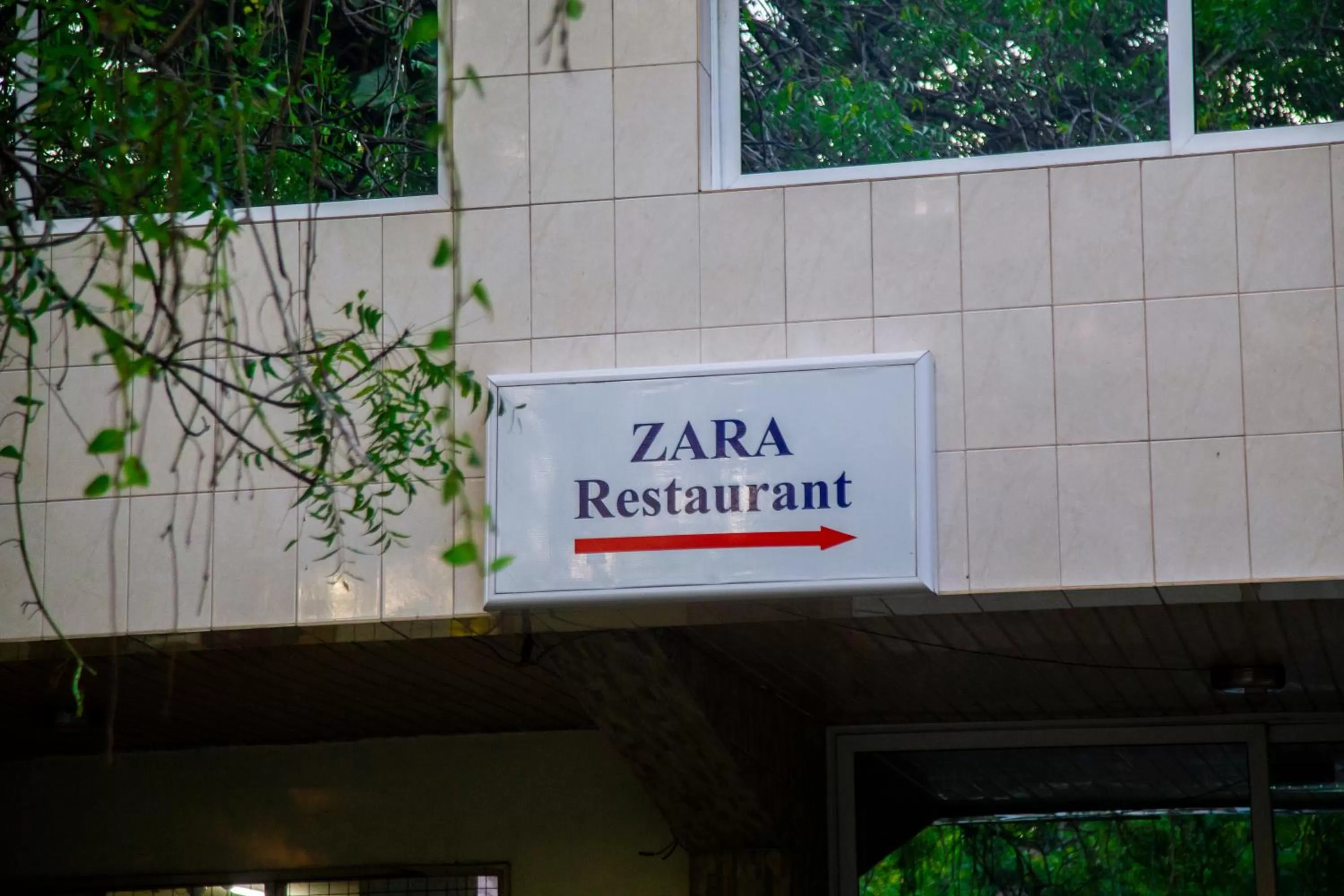 Restaurant/places to eat in Airside Hotel