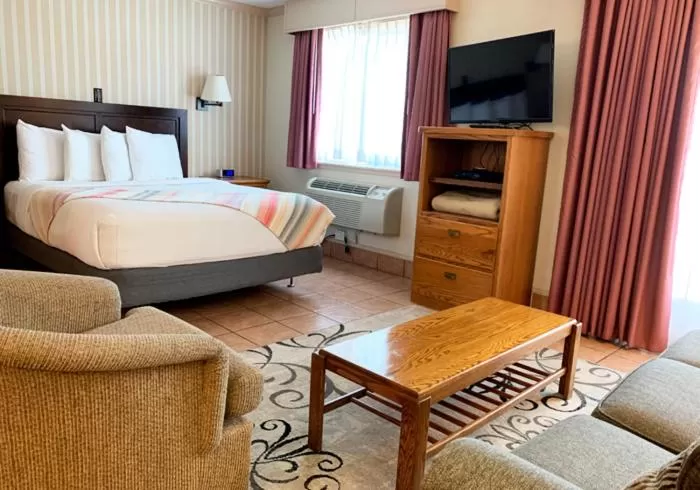 Bed in Coachman Inn Oak Harbor