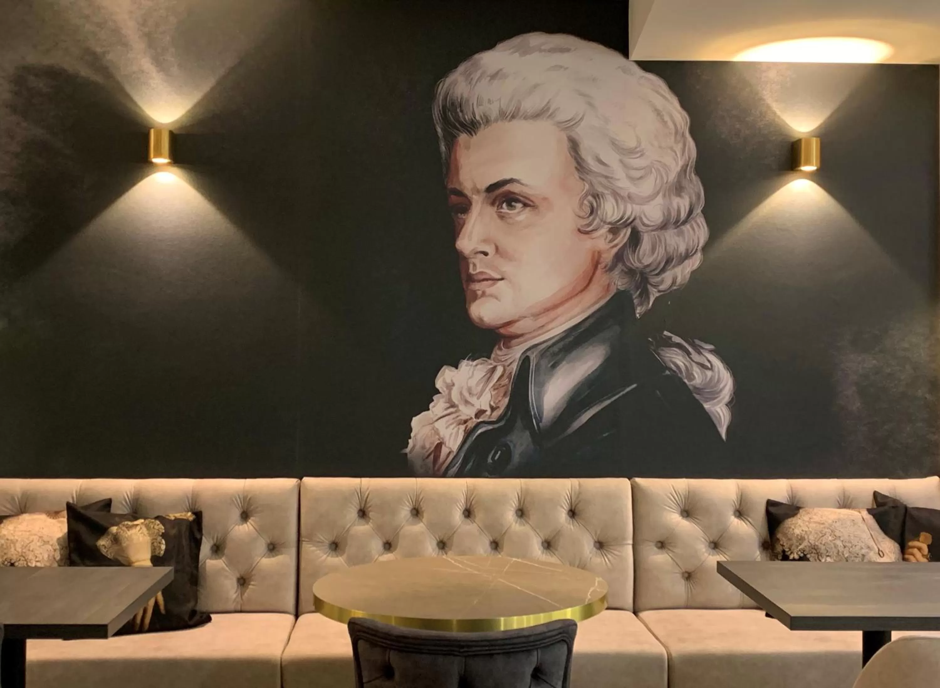 Restaurant/places to eat in elaya hotel vienna city center