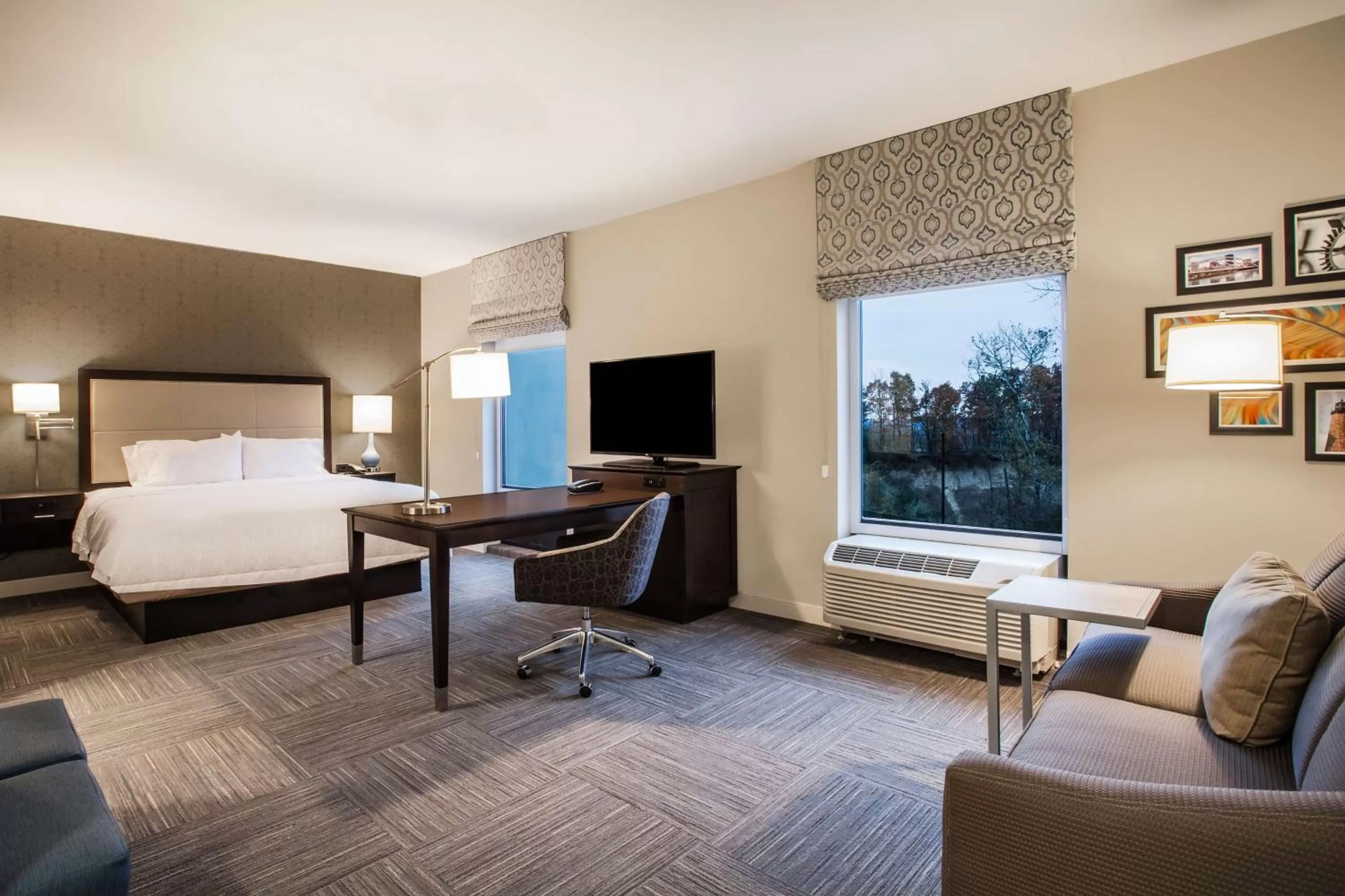 Bedroom in Hampton Inn Rochester Penfield, Ny