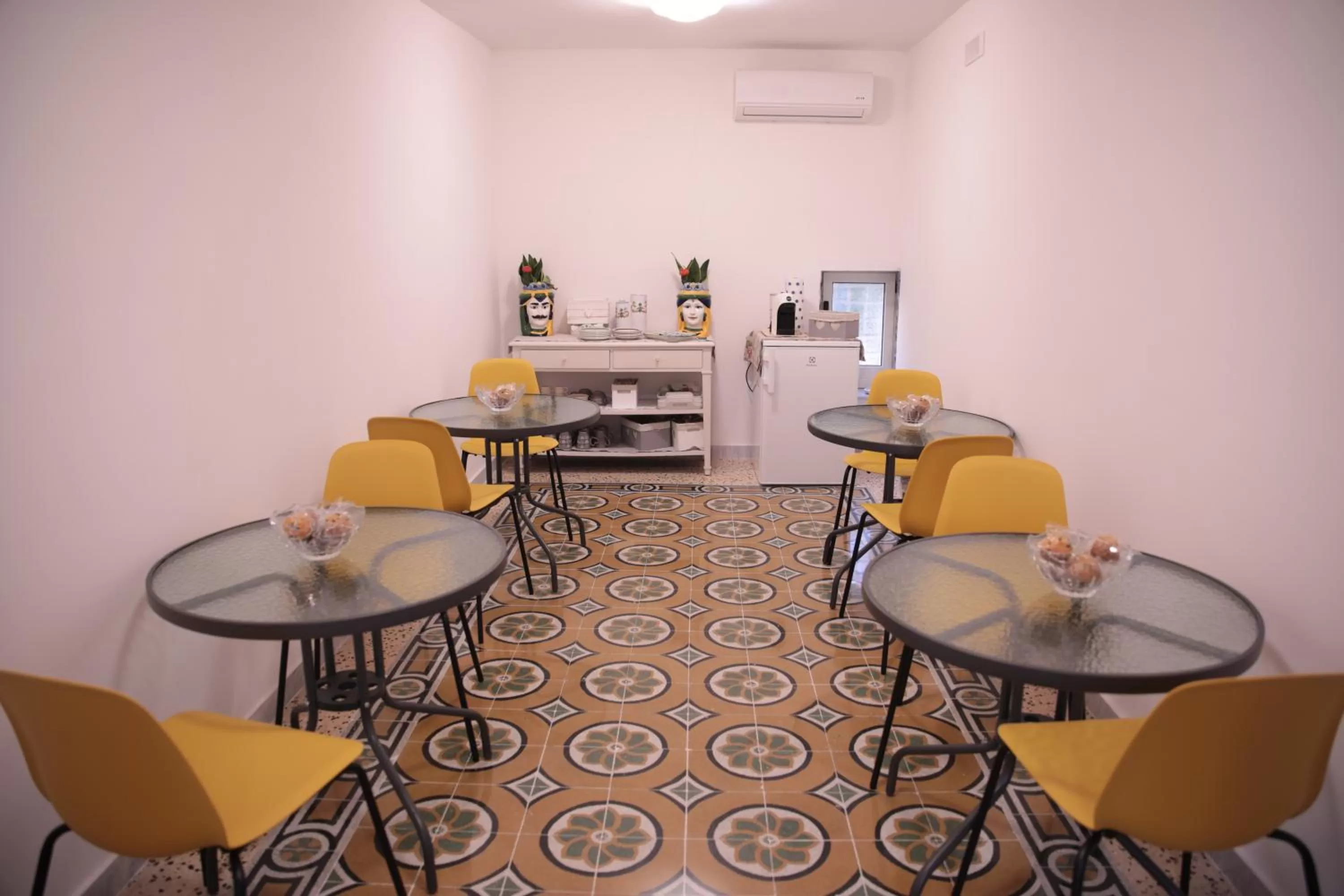 Restaurant/places to eat in Palazzo Caracciolo del Sole