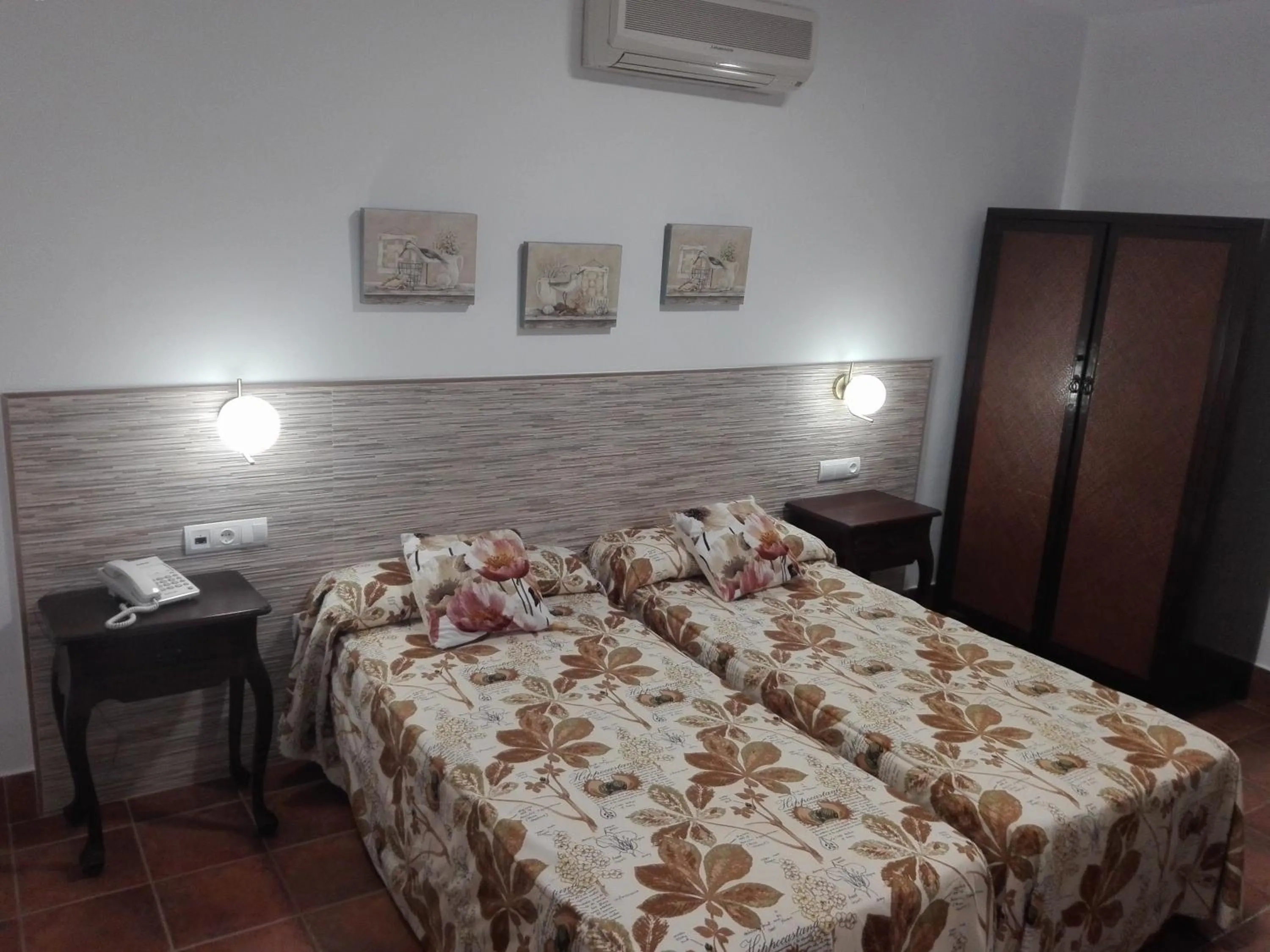 Photo of the whole room, Bed in Hotel Valsequillo