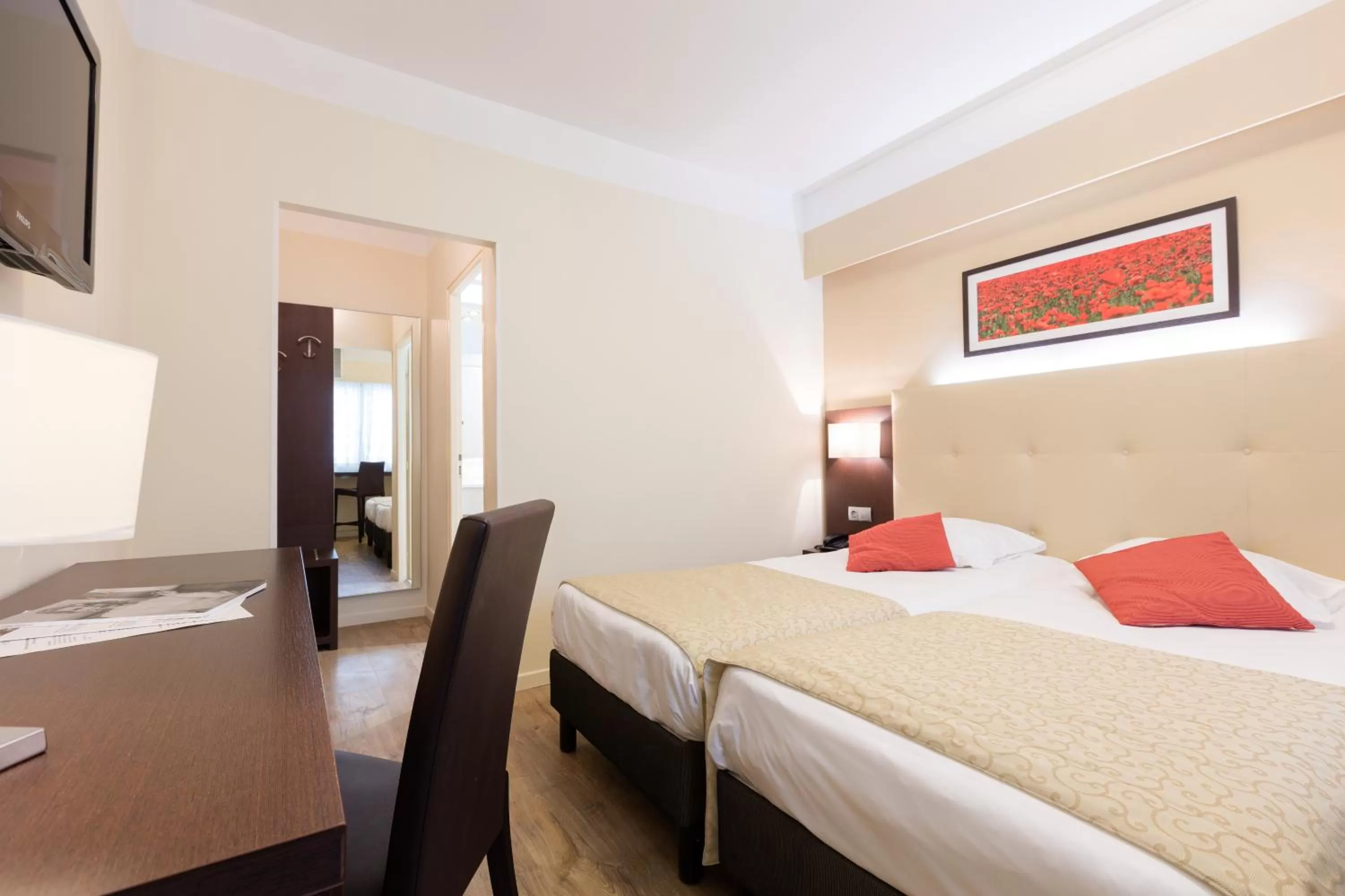 Photo of the whole room, Bed in Hôtel Rotonde Aix-en-Provence centre