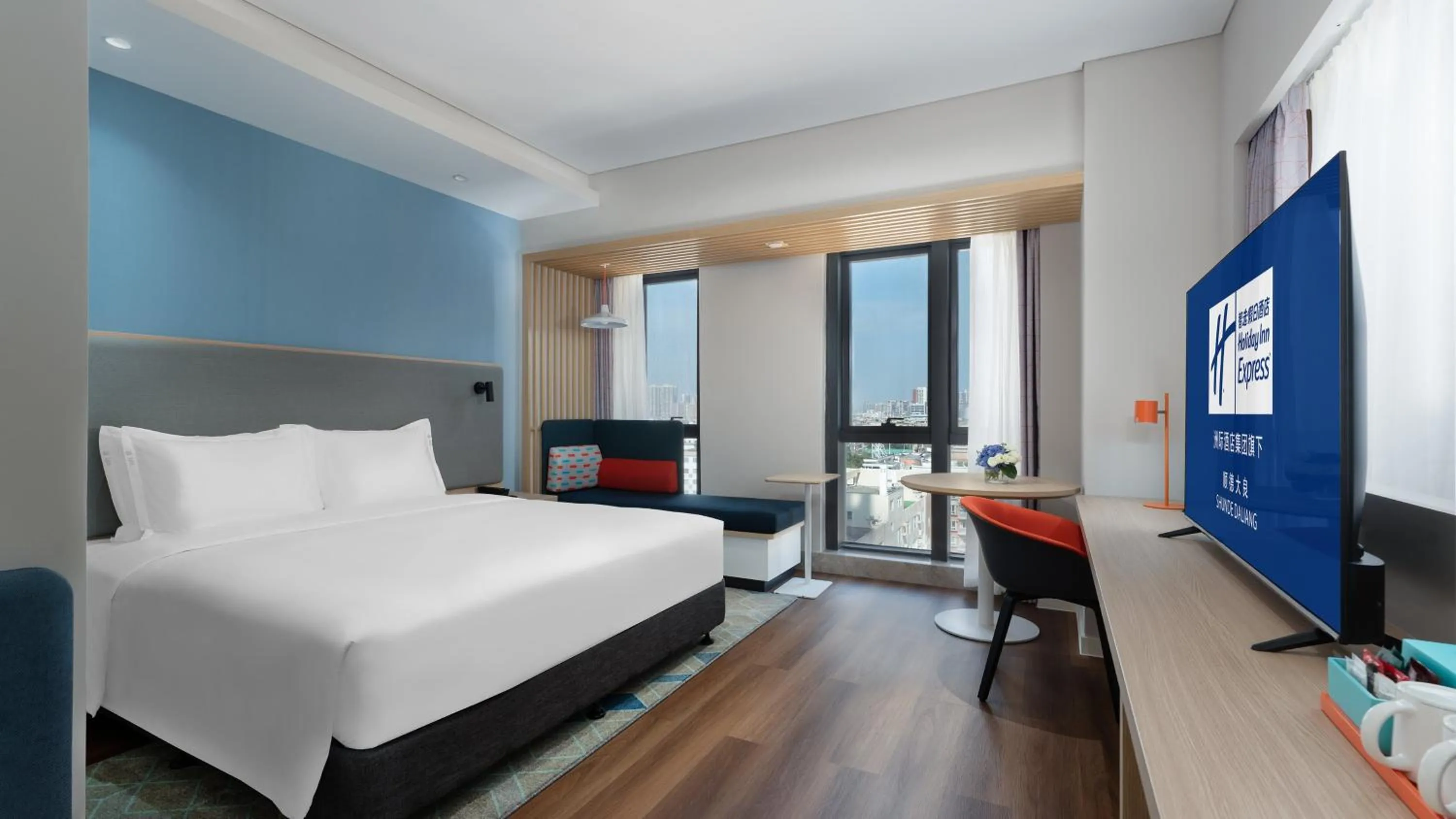 Photo of the whole room, Bed in Holiday Inn Express Shunde Daliang by IHG