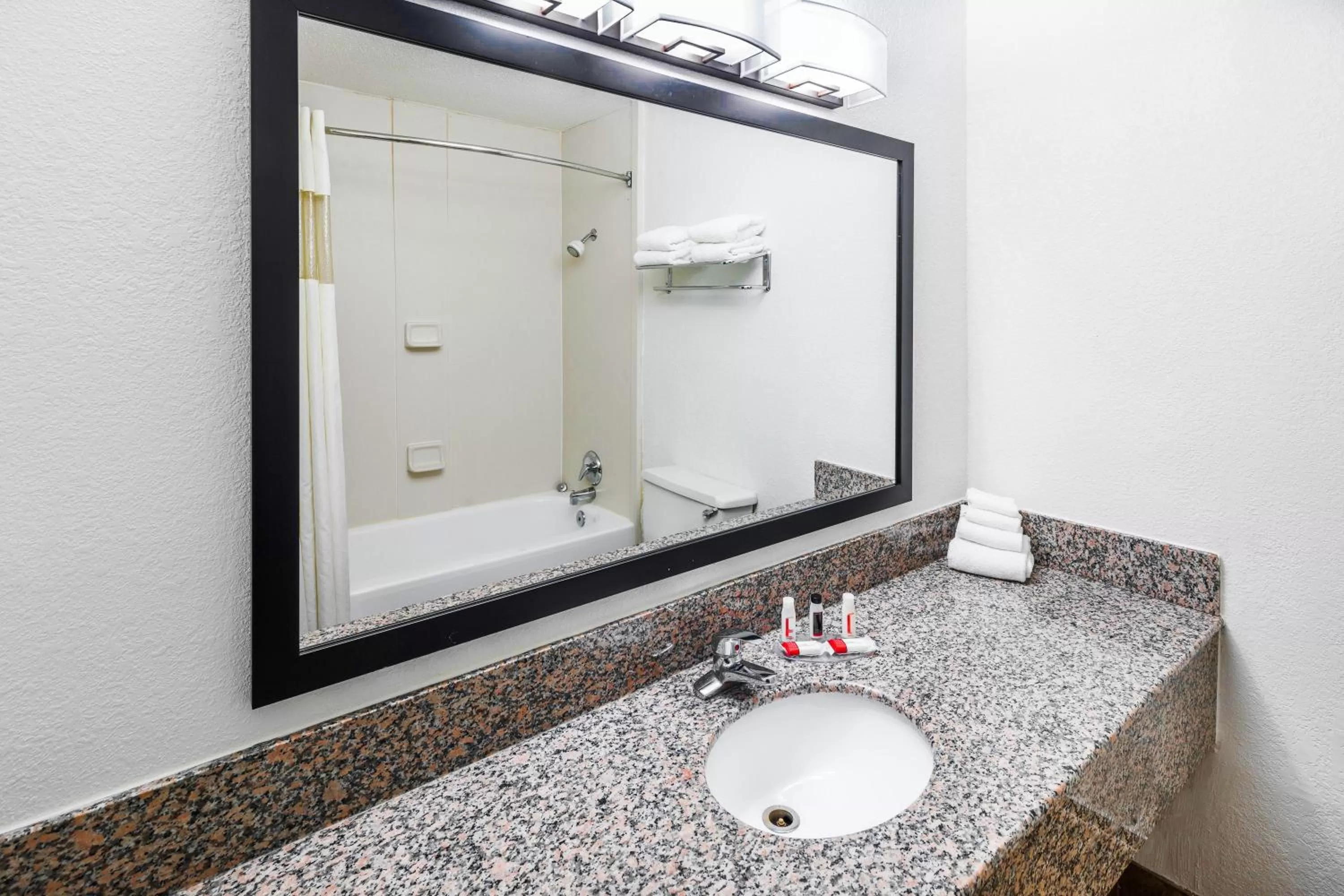 Bathroom in Howard Johnson by Wyndham Beaufort/Parris Island