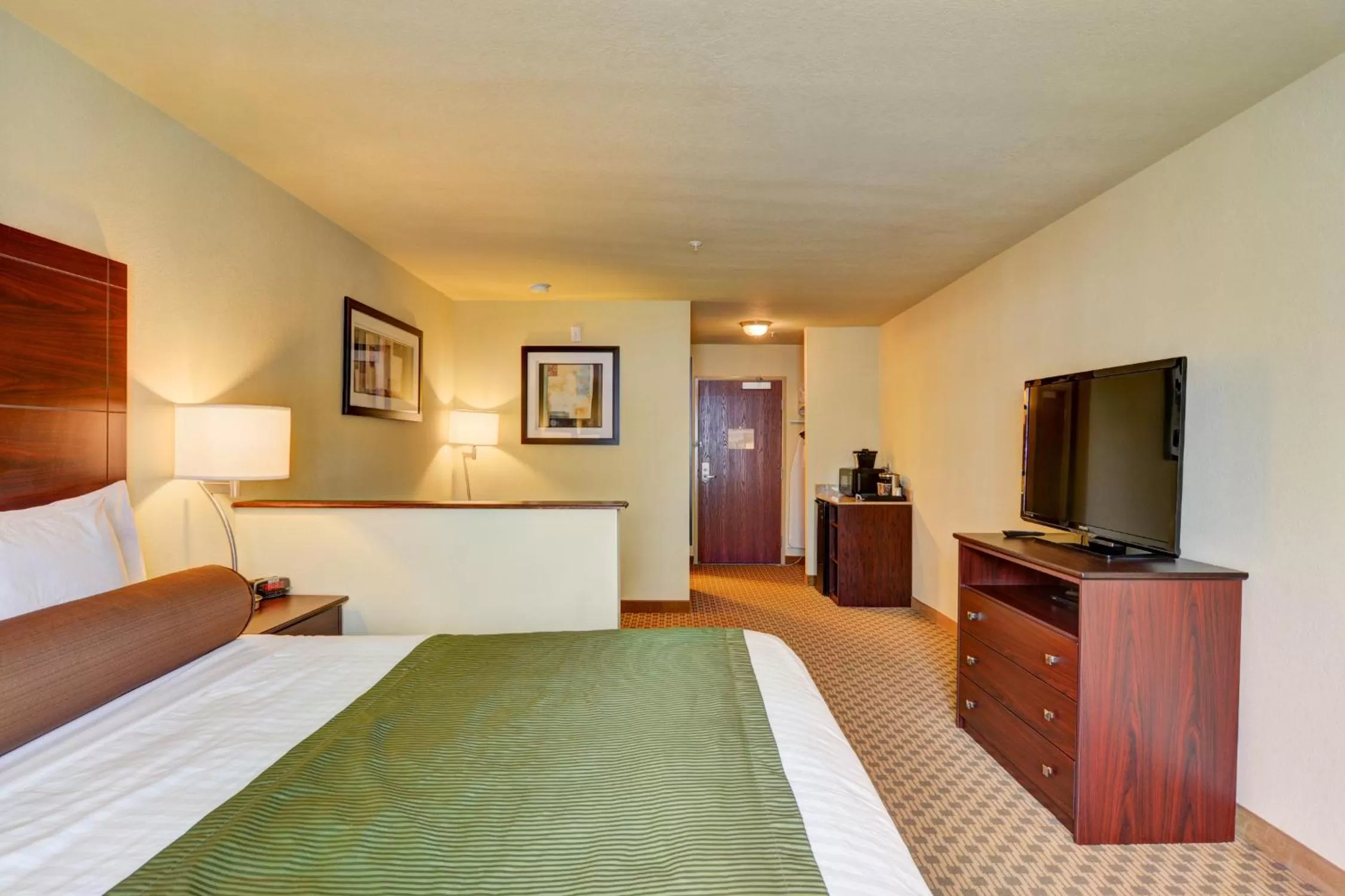 Bedroom in Cobblestone Hotel & Suites - Punxsutawney