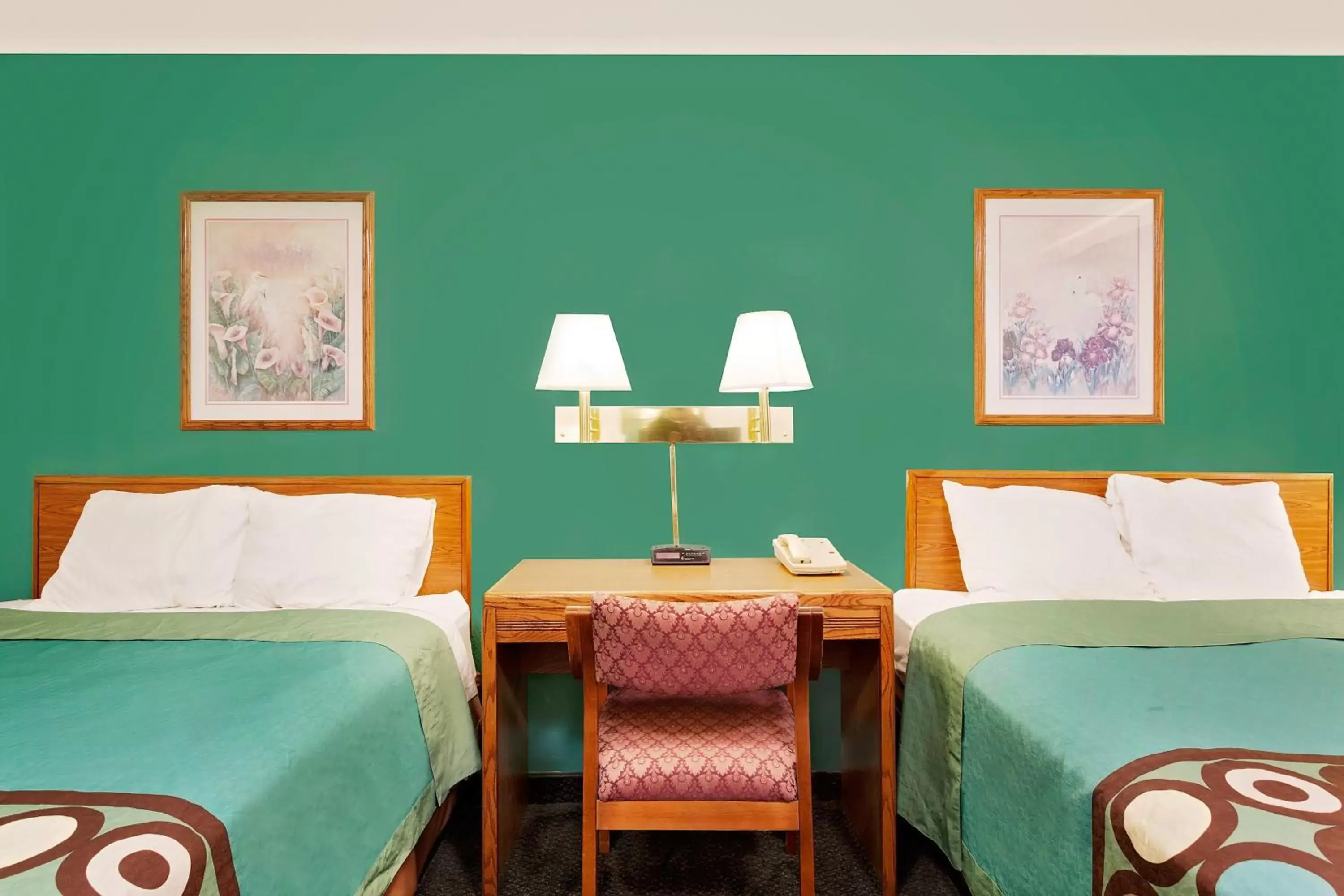 Queen Room with Two Queen Beds - Smoking in Super 8 by Wyndham Carlisle-South Queen Room with Two Queen Beds - Smoking in Super 8 by Wyndham Carlisle-South