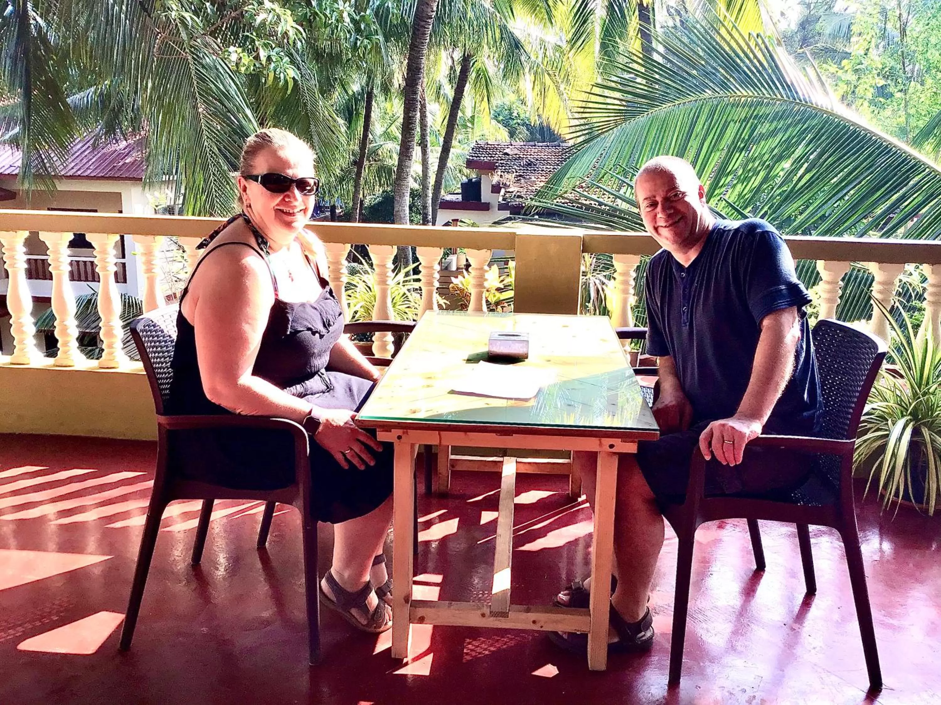 group of guests in LaligurasVilla Beachside Escape - 100m to Beach