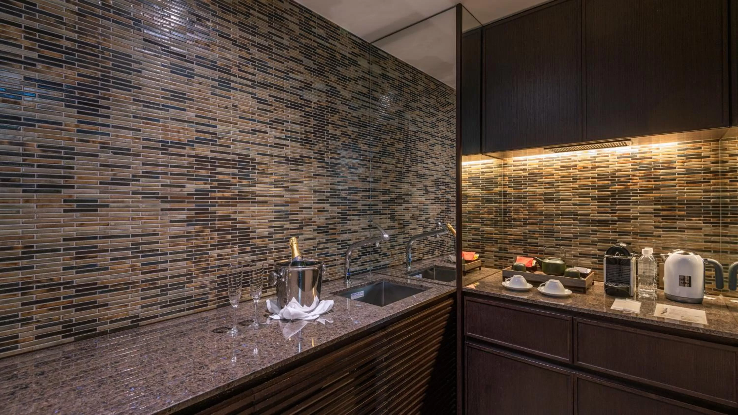 Coffee/tea facilities in Oriental Hotel