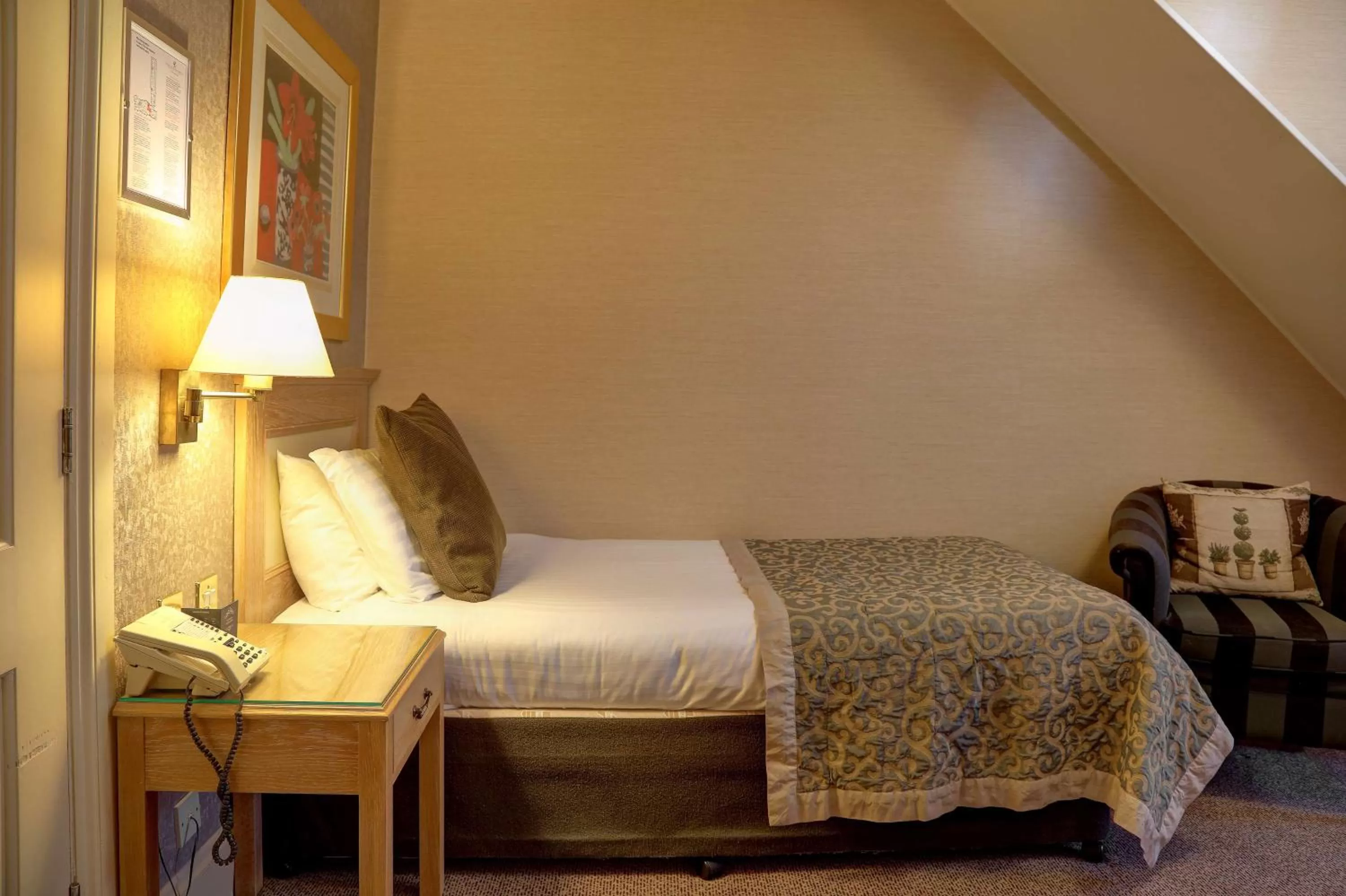 Photo of the whole room, Bed in Norfolk Royale Hotel