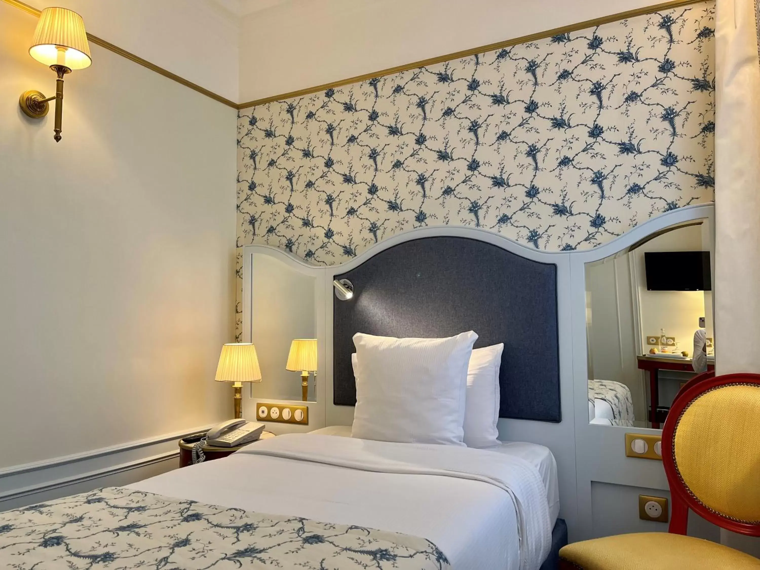Single Room in Hôtel Mayfair Paris Single Room in Hôtel Mayfair Paris