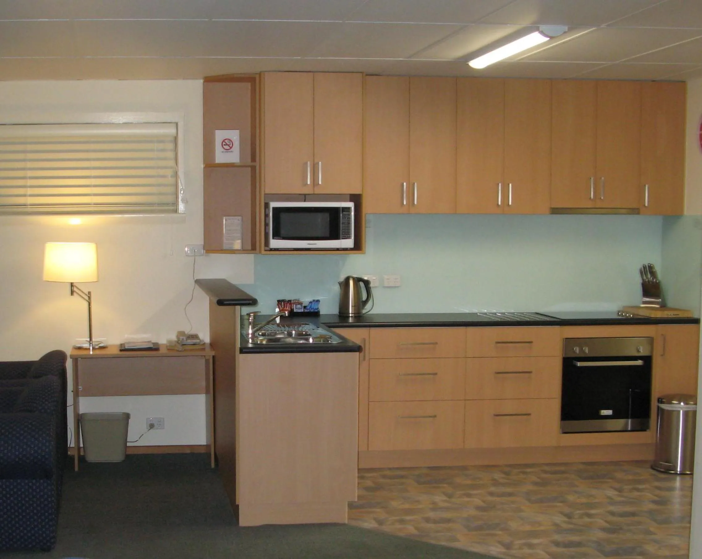 Kitchen or kitchenette in Barclay Motor Inn