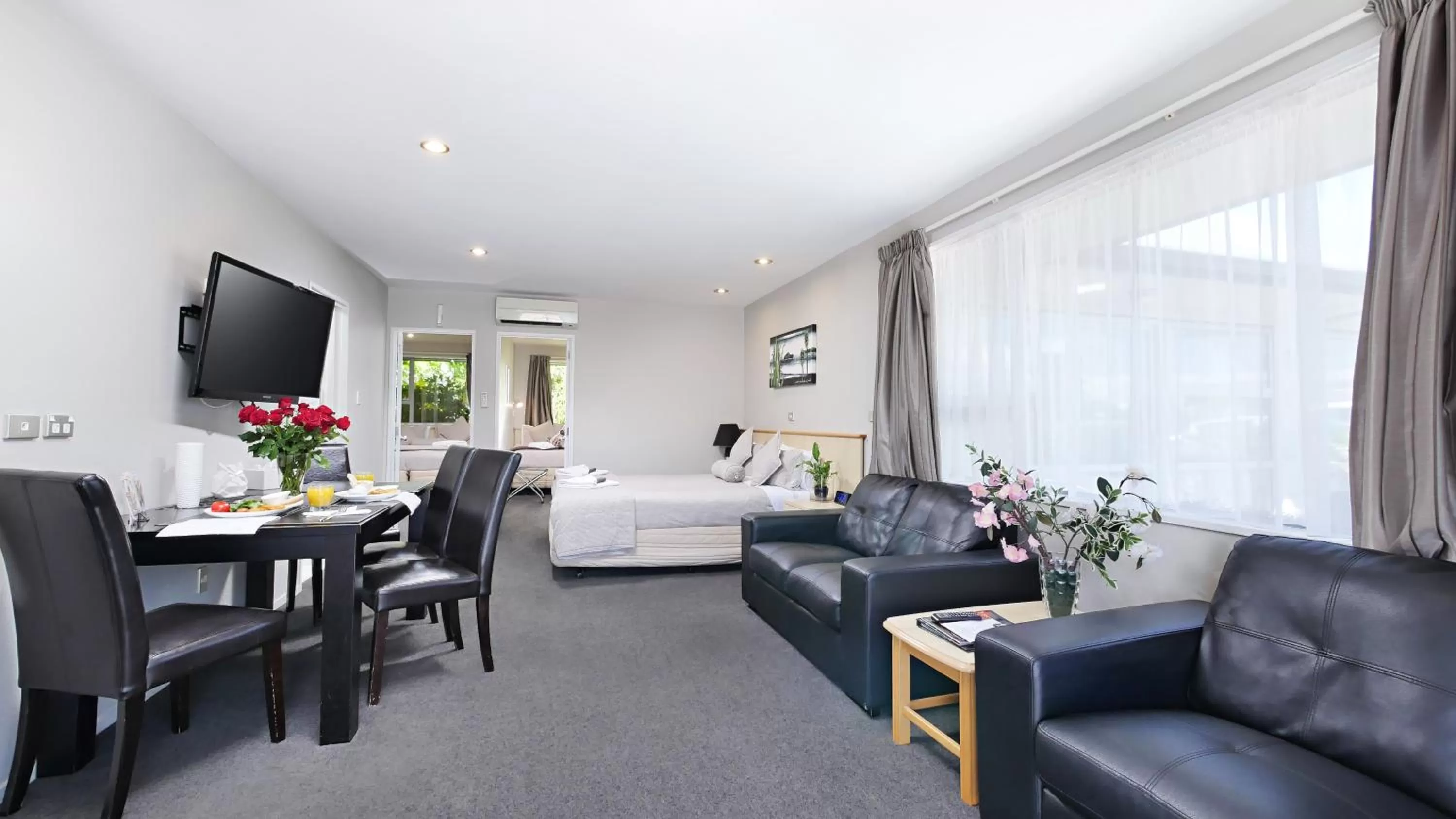 TV and multimedia, Bed in Arthur's Court Motor Lodge