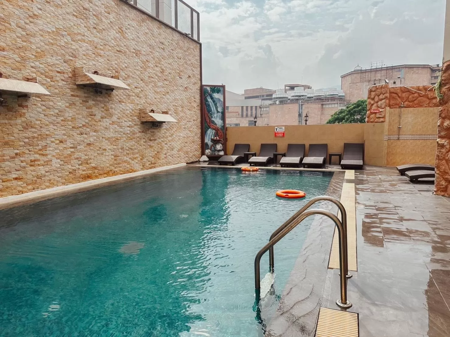 Swimming pool in Hotel De Khuvieng