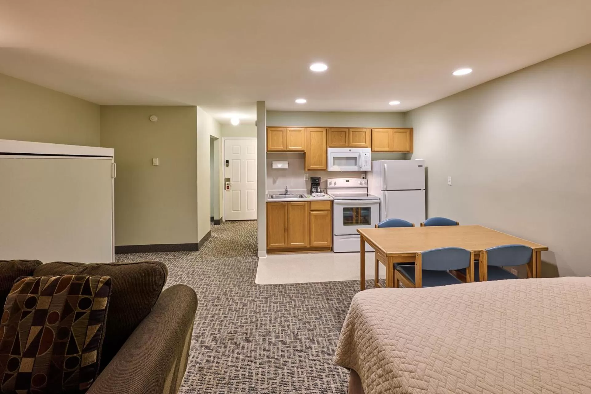 Bed, Kitchen/Kitchenette in D Sands Rentals