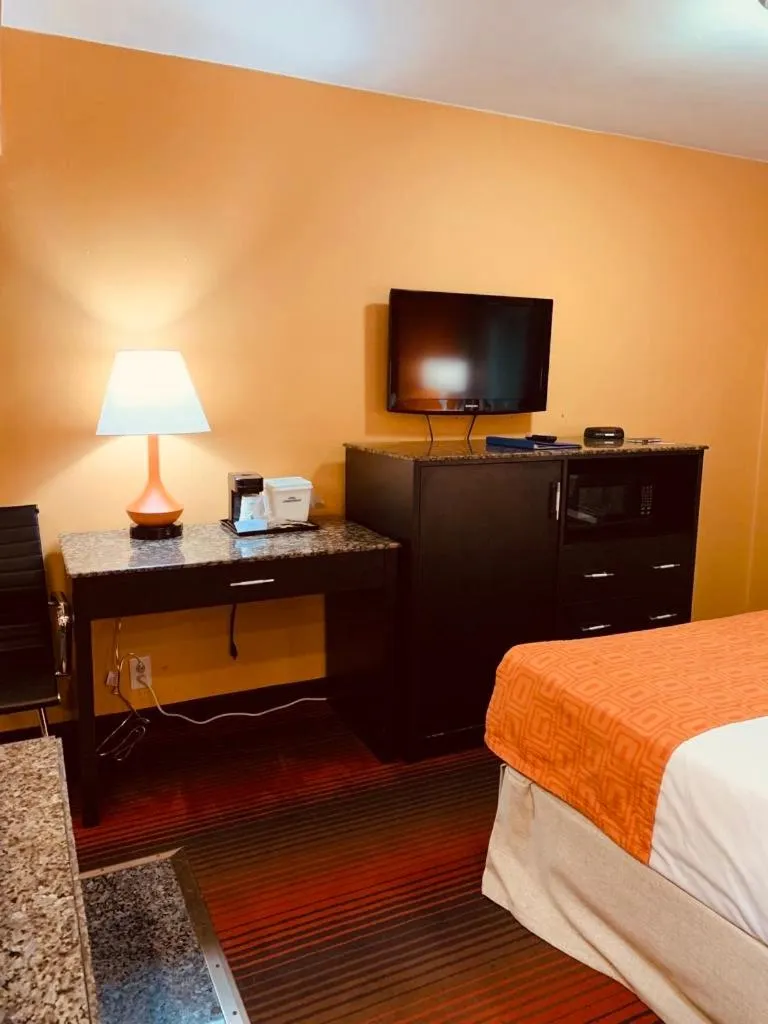 Bed in Howard Johnson by Wyndham North Bergen