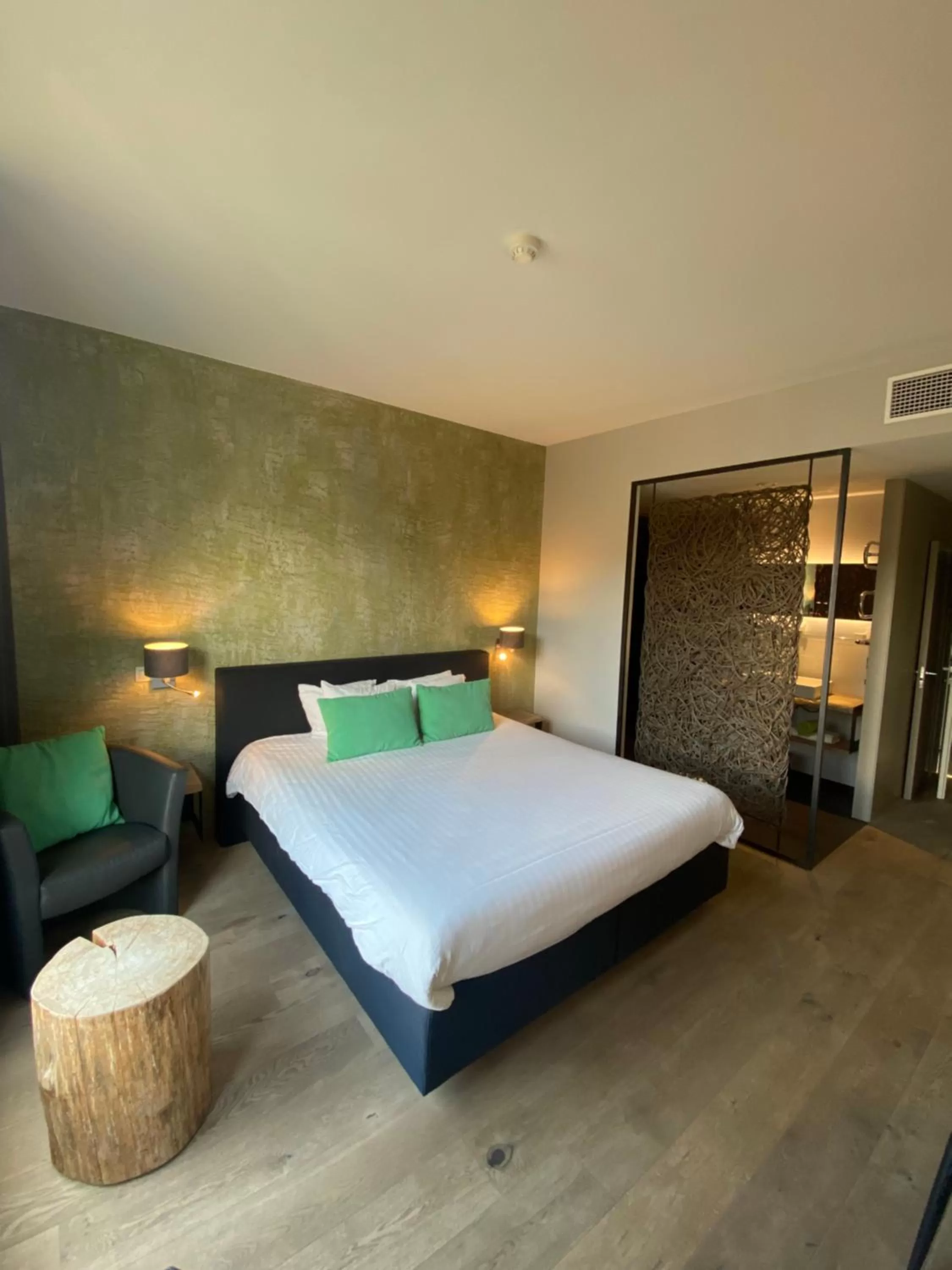 Photo of the whole room, Bed in Hôtel WELLNESS EAU DE ROCHE Durbuy