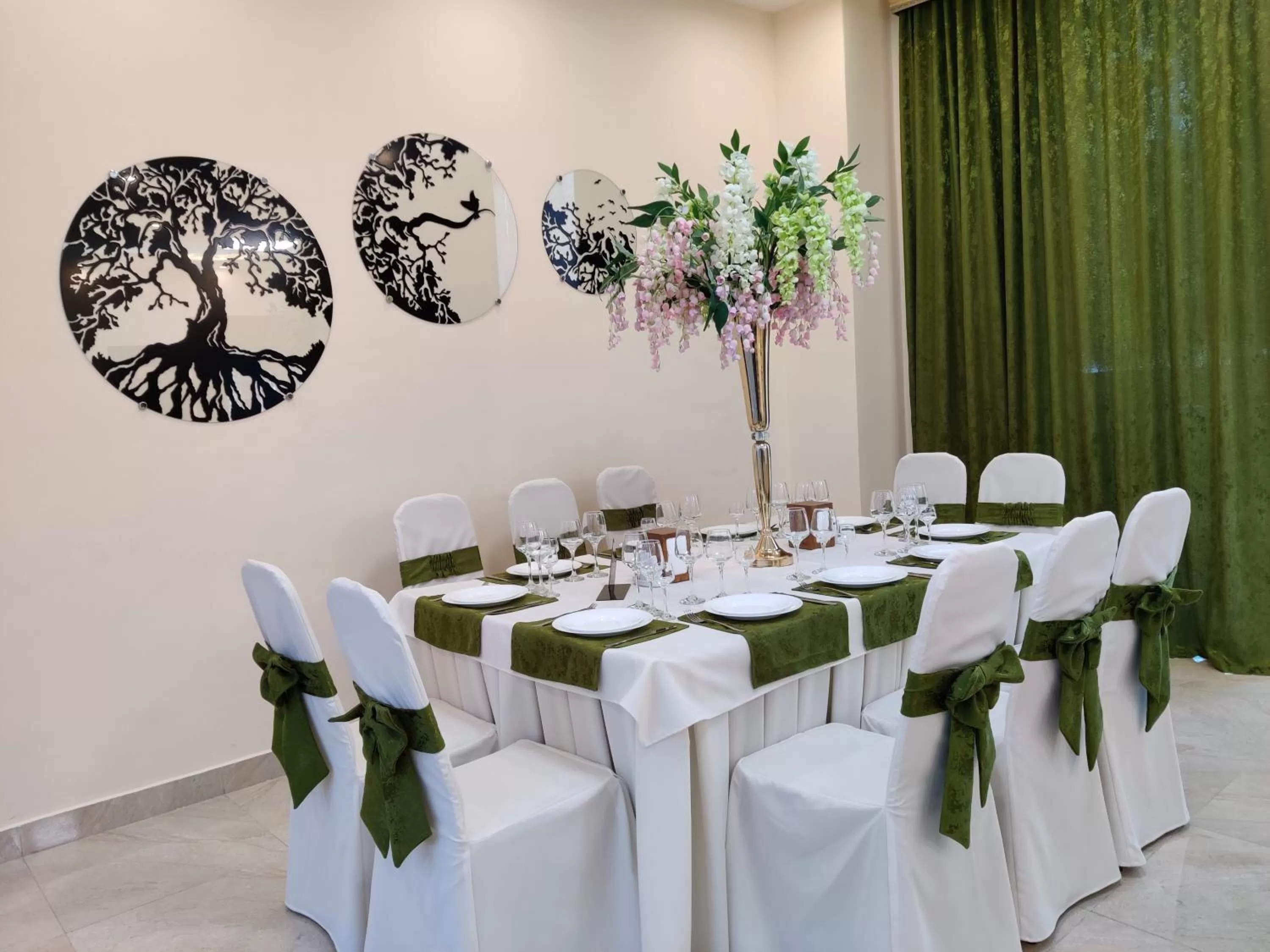 Restaurant/places to eat in Richmind Hotel