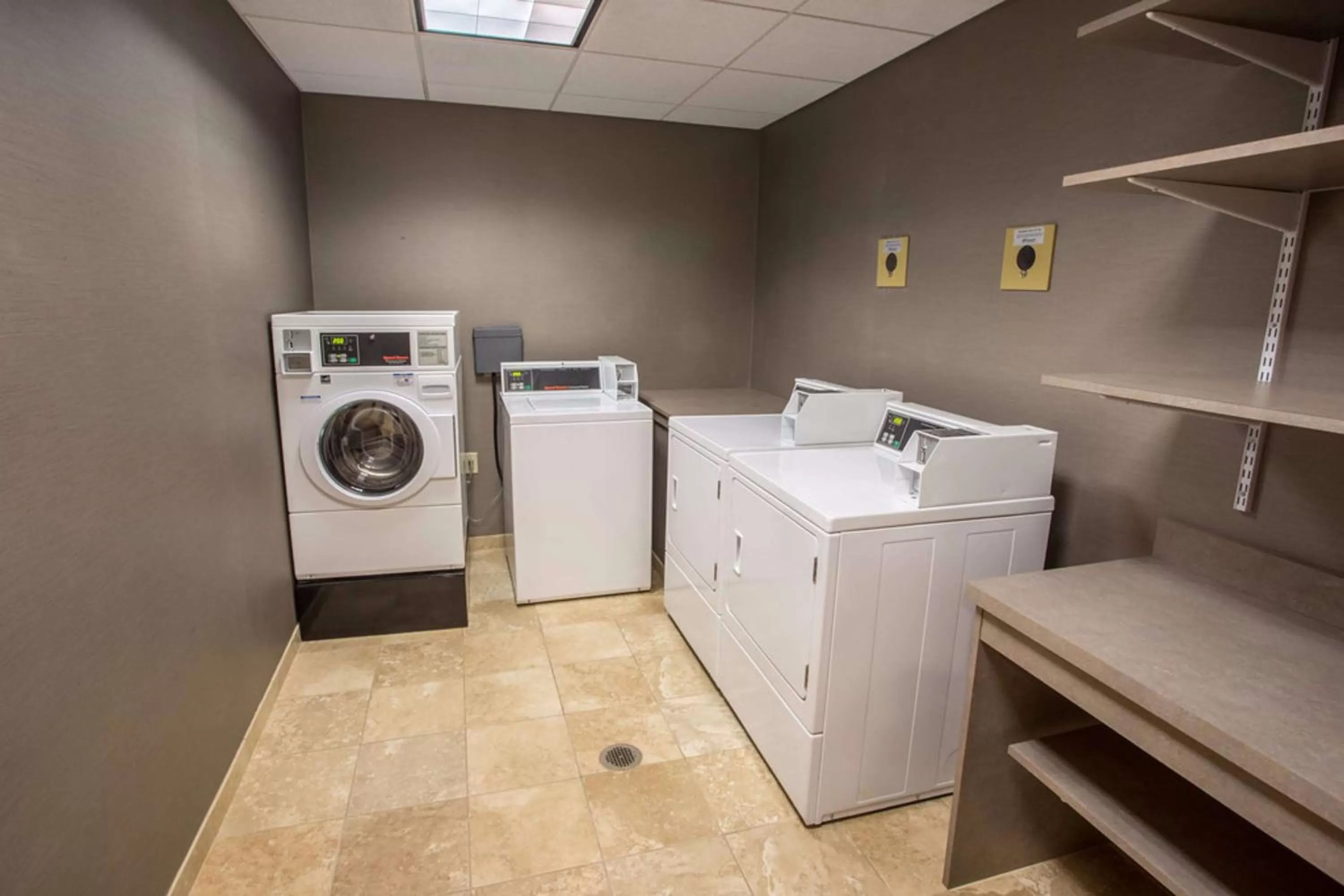 Property building in Hampton Inn & Suites Tilton