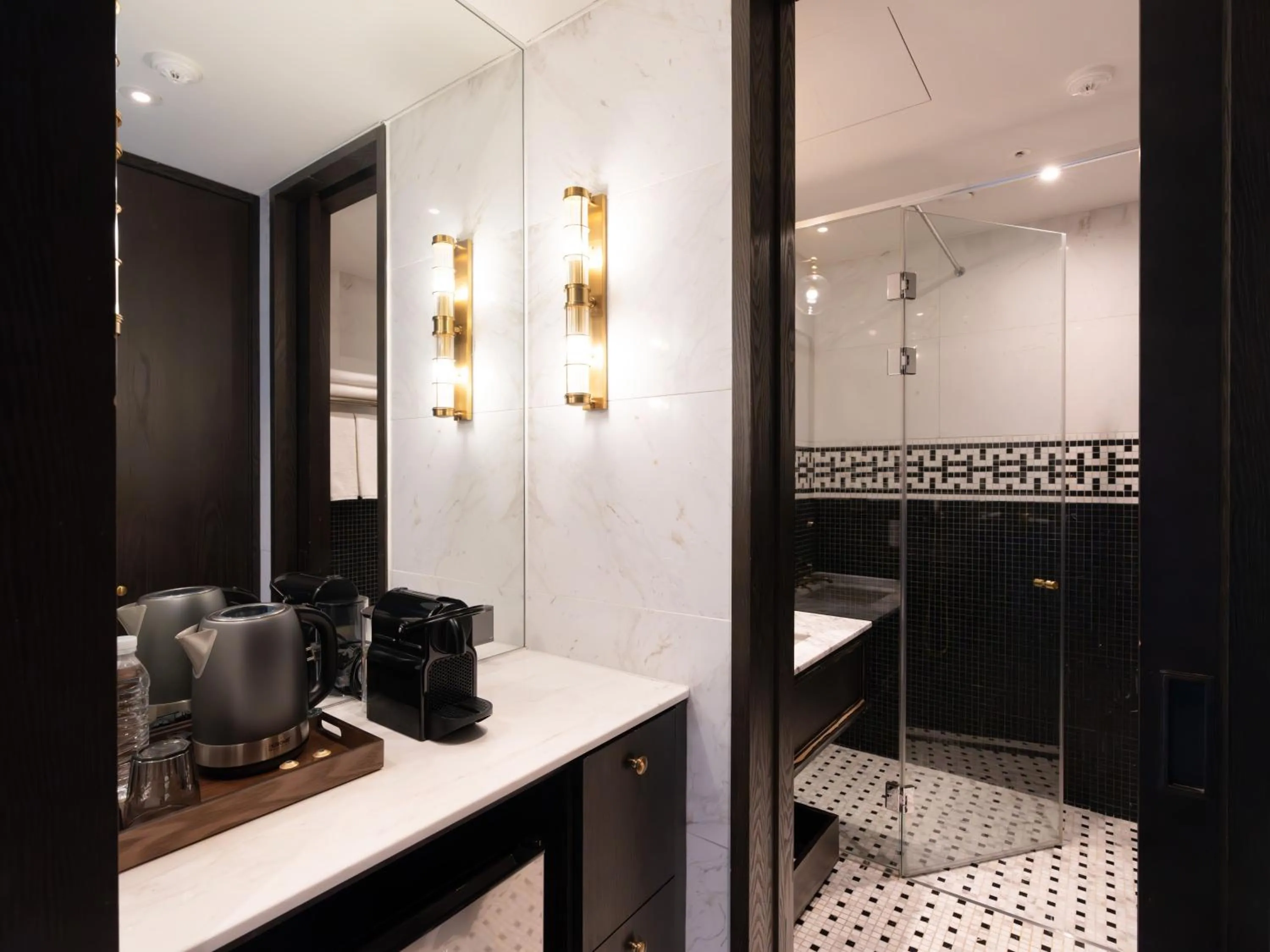 Photo of the whole room in Hotel Crescendo Seoul