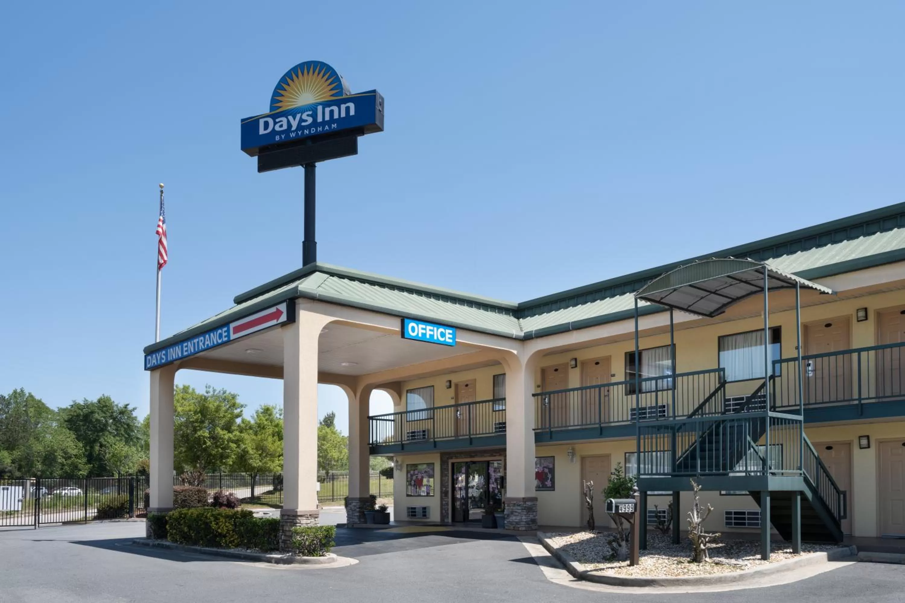 Property building in Days Inn by Wyndham Macon I-475