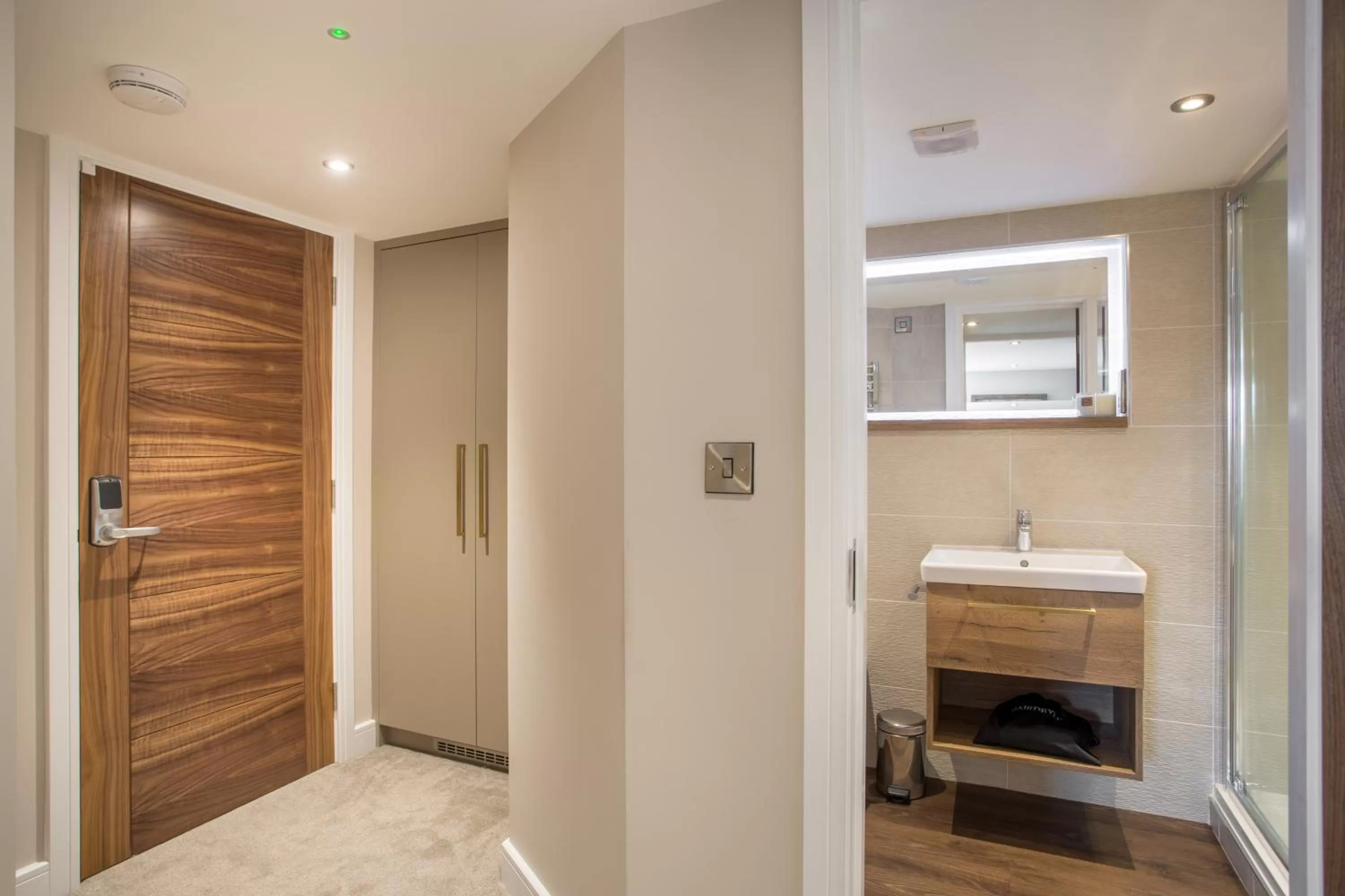 Bathroom, Bed in Heritage Mews Nottingham