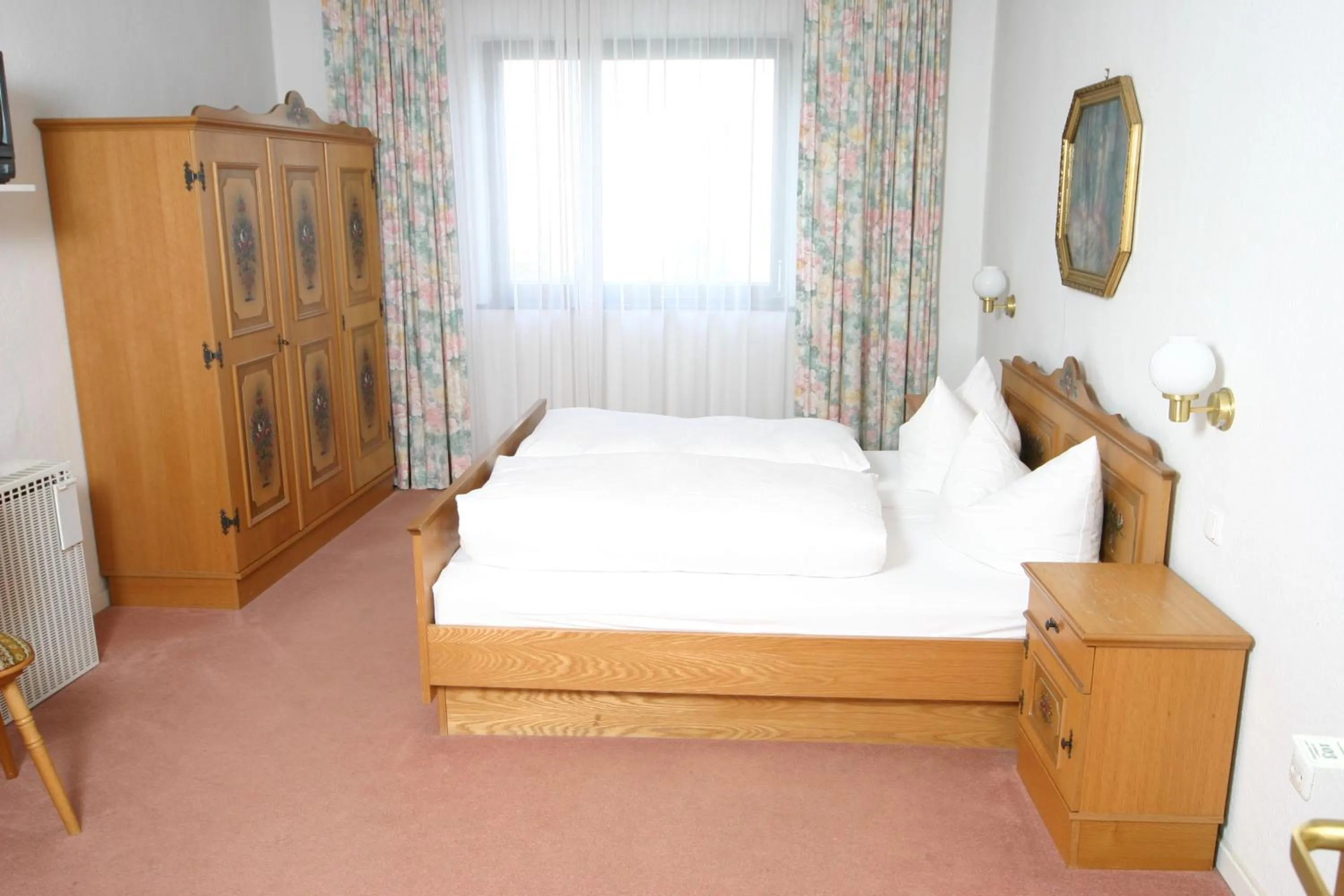 Photo of the whole room, Bed in Hotel Zum Stemplinger Hansl