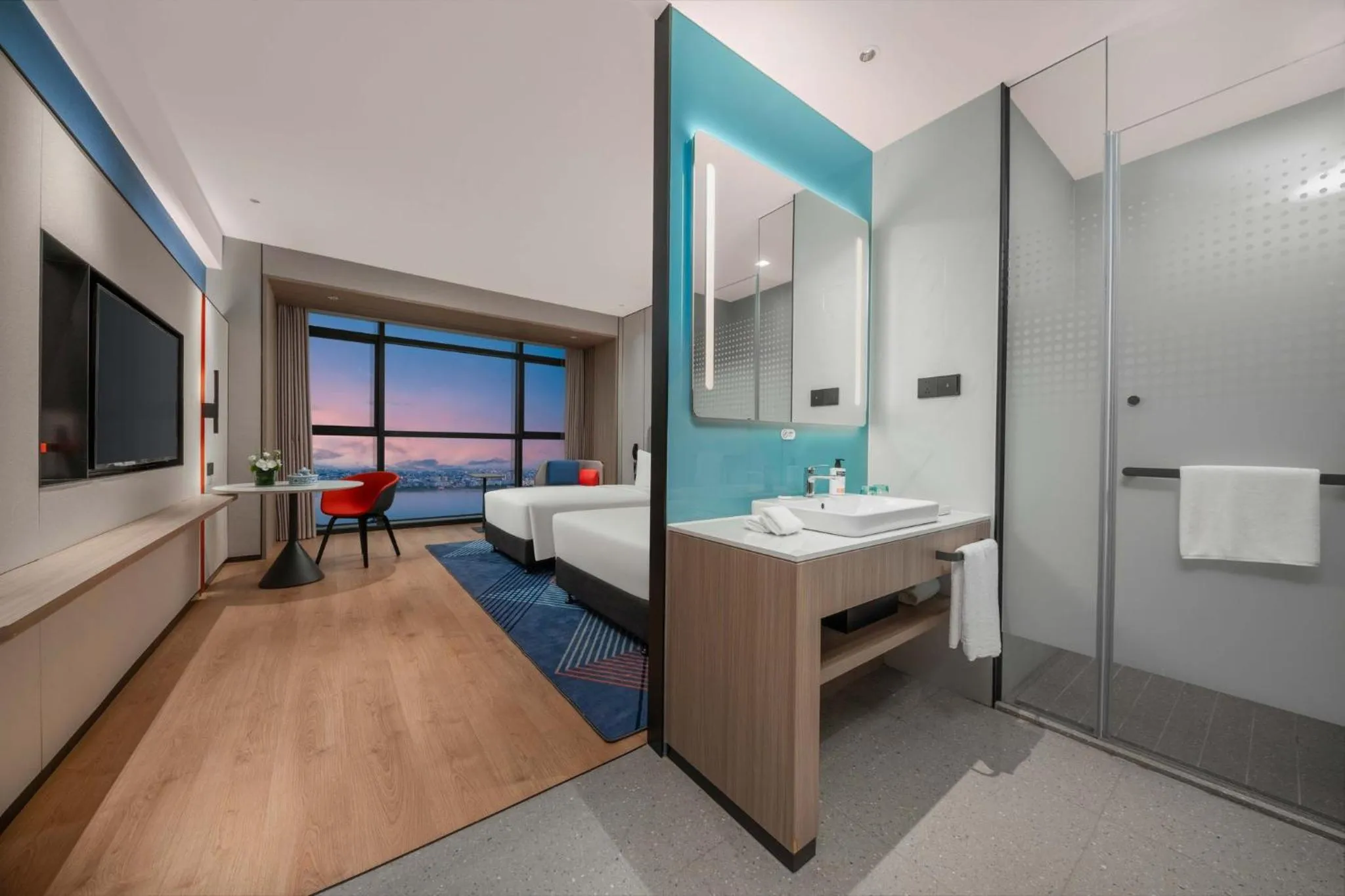 Photo of the whole room, Bed in Holiday Inn Express Shantou Chenghai