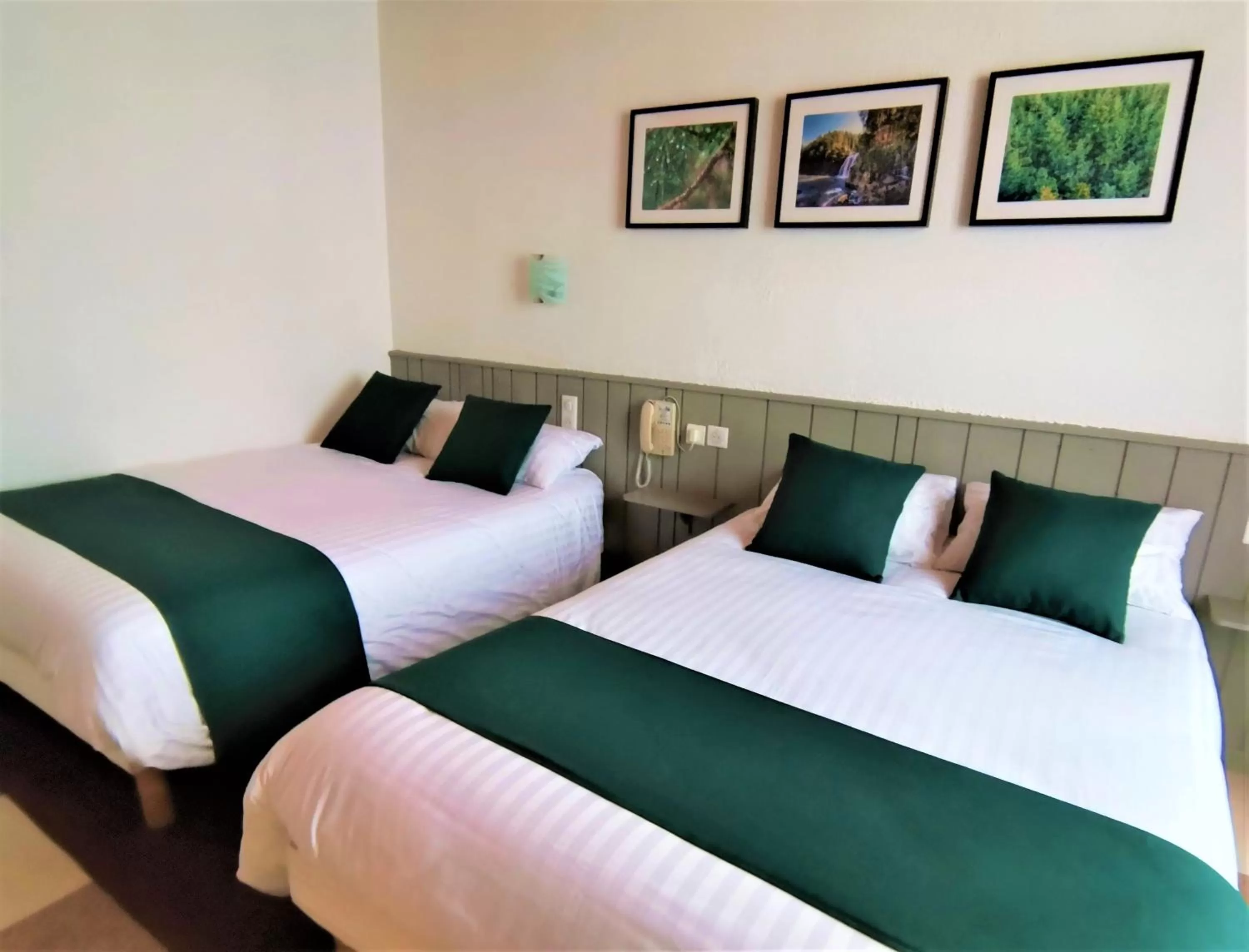 Bed in Hotel Les Montagnards