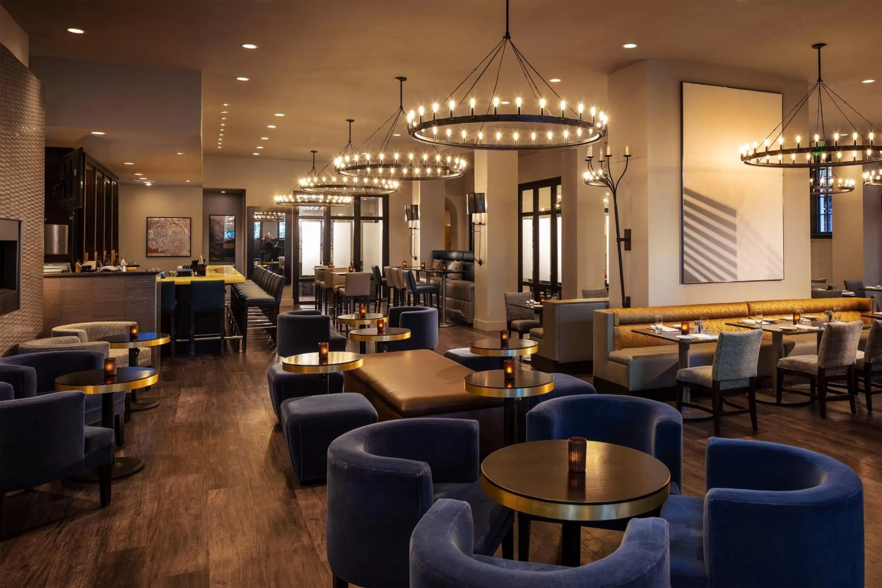 Lounge or bar in Sheraton Commander Hotel