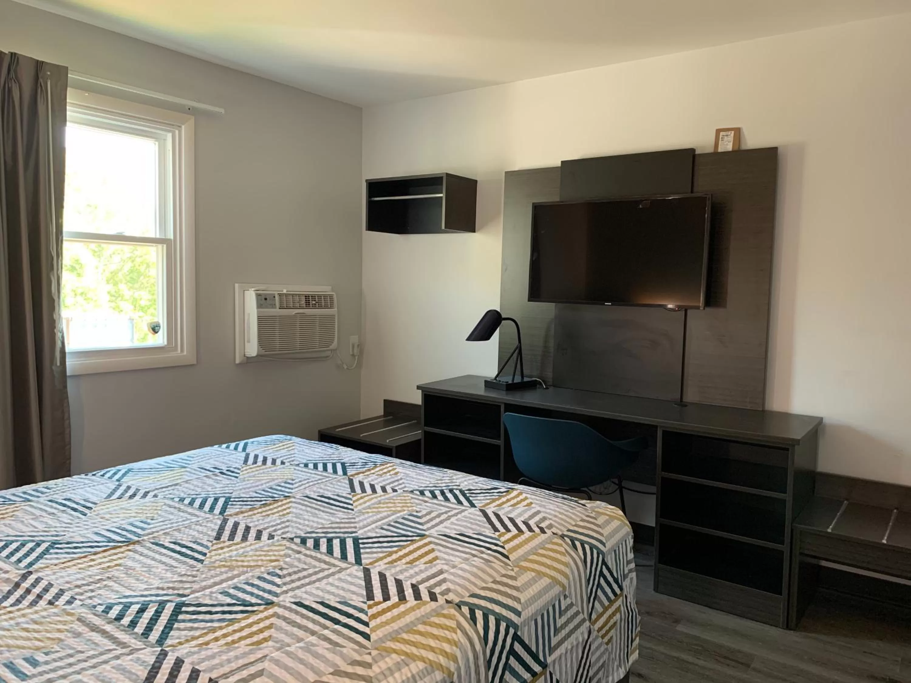 Bedroom, Bed in Studio 6 Rockford