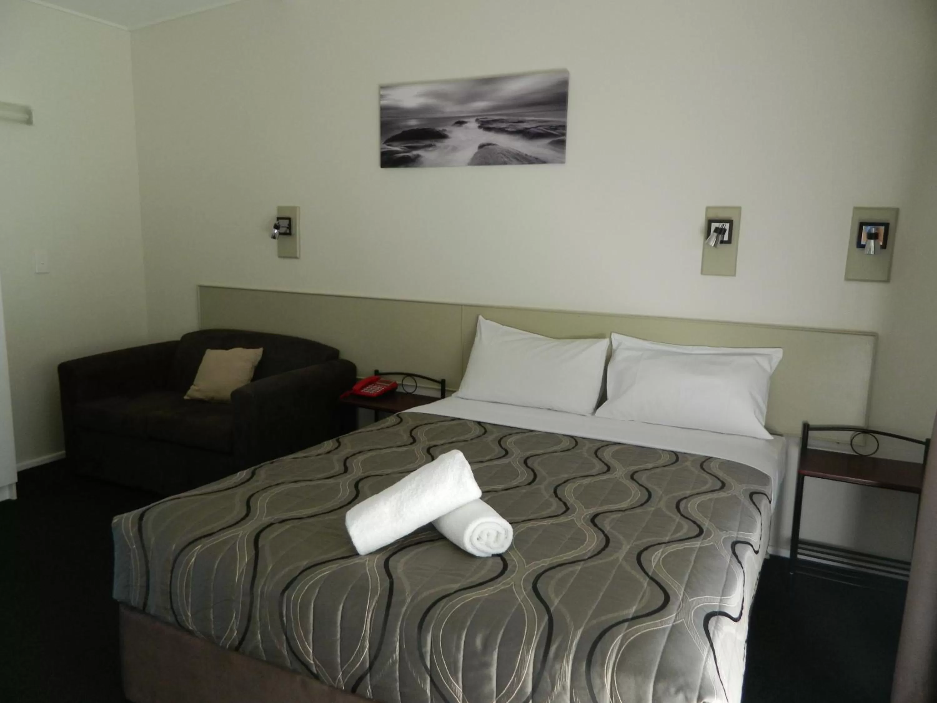 Photo of the whole room, Bed in Coachman Motel
