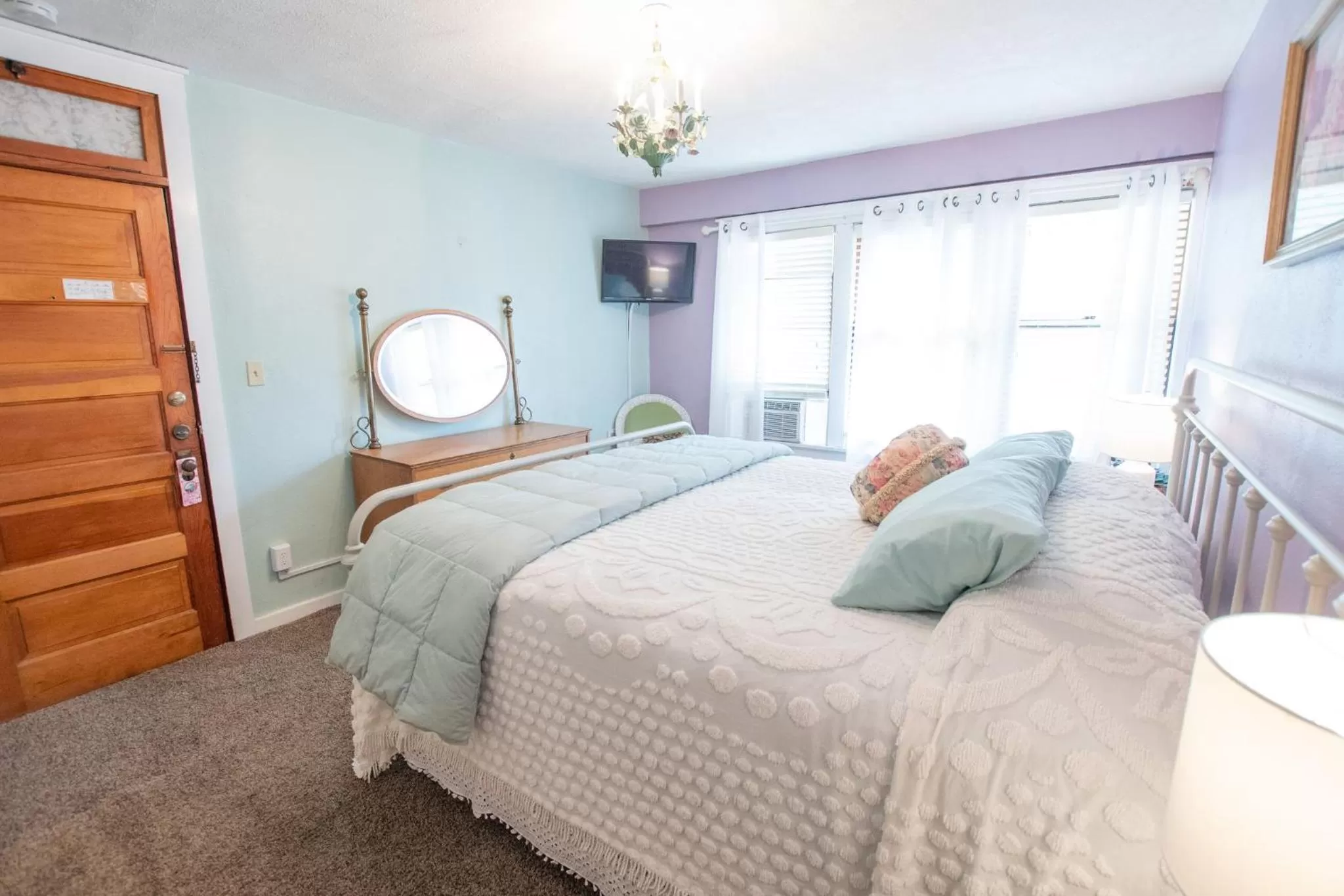 Bed in Terrace Inn and 1911 Restaurant