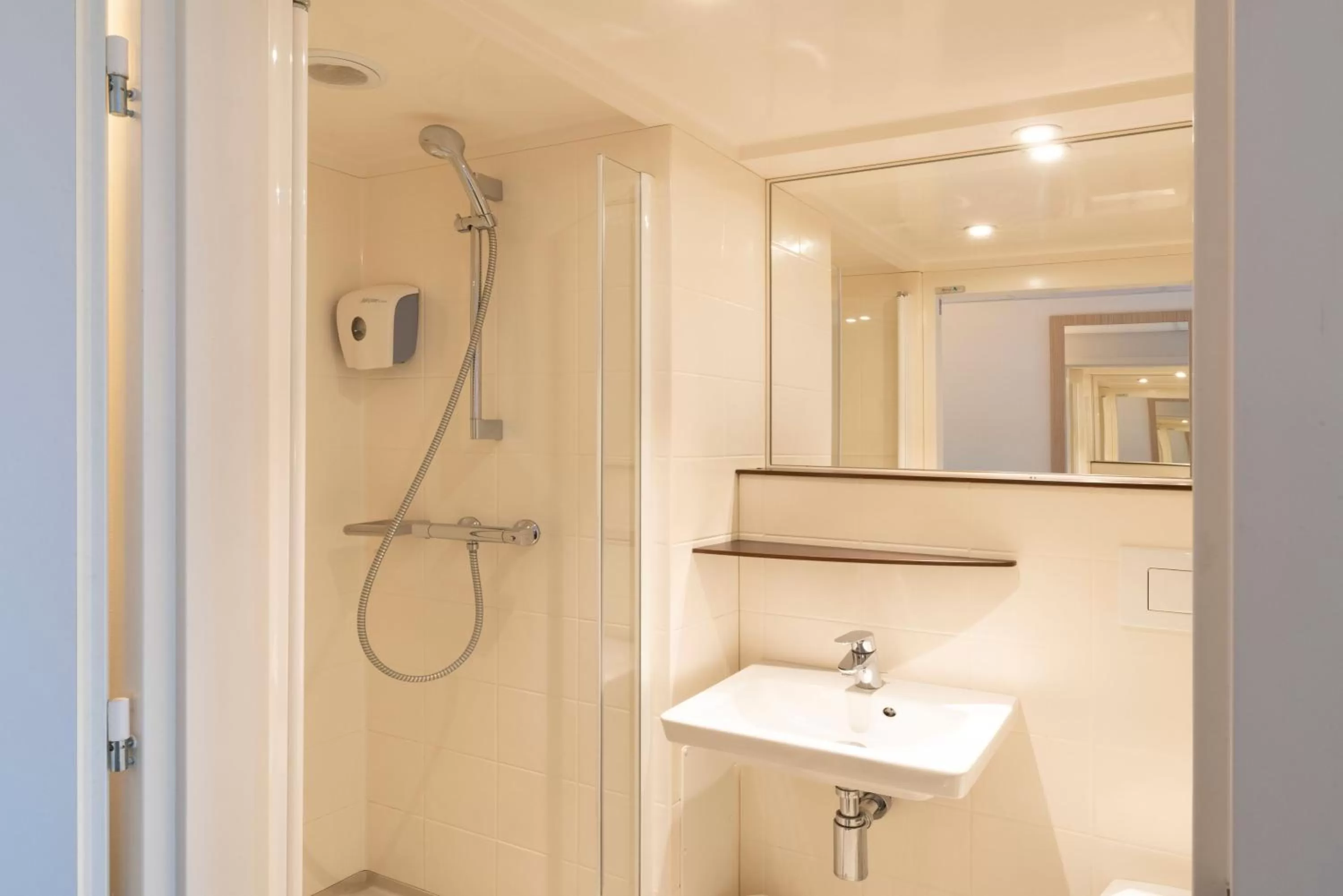 Bathroom in Premiere Classe Le Havre Centre-LES DOCKS