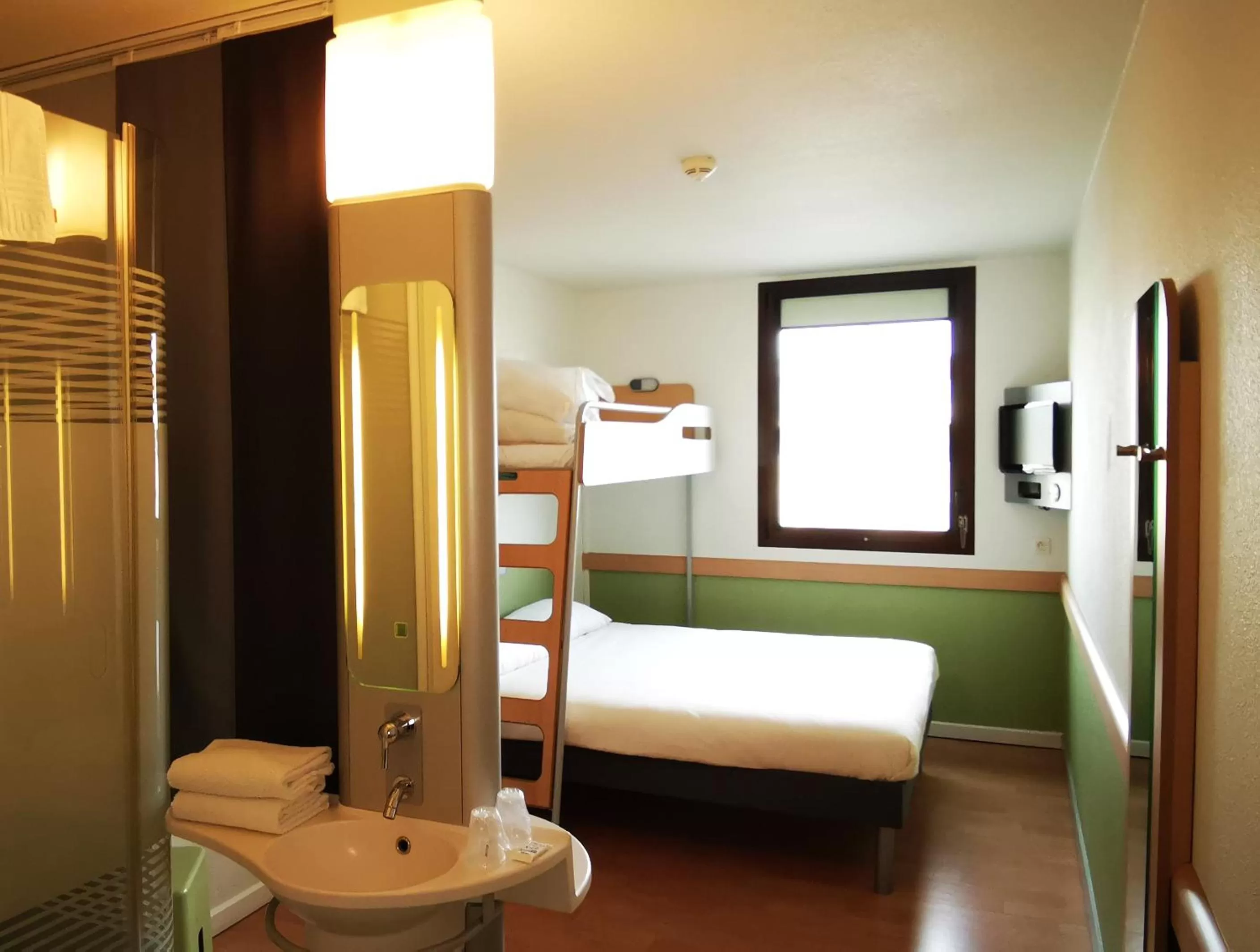 Bathroom, Bed in ibis budget Nimes Centre Gare