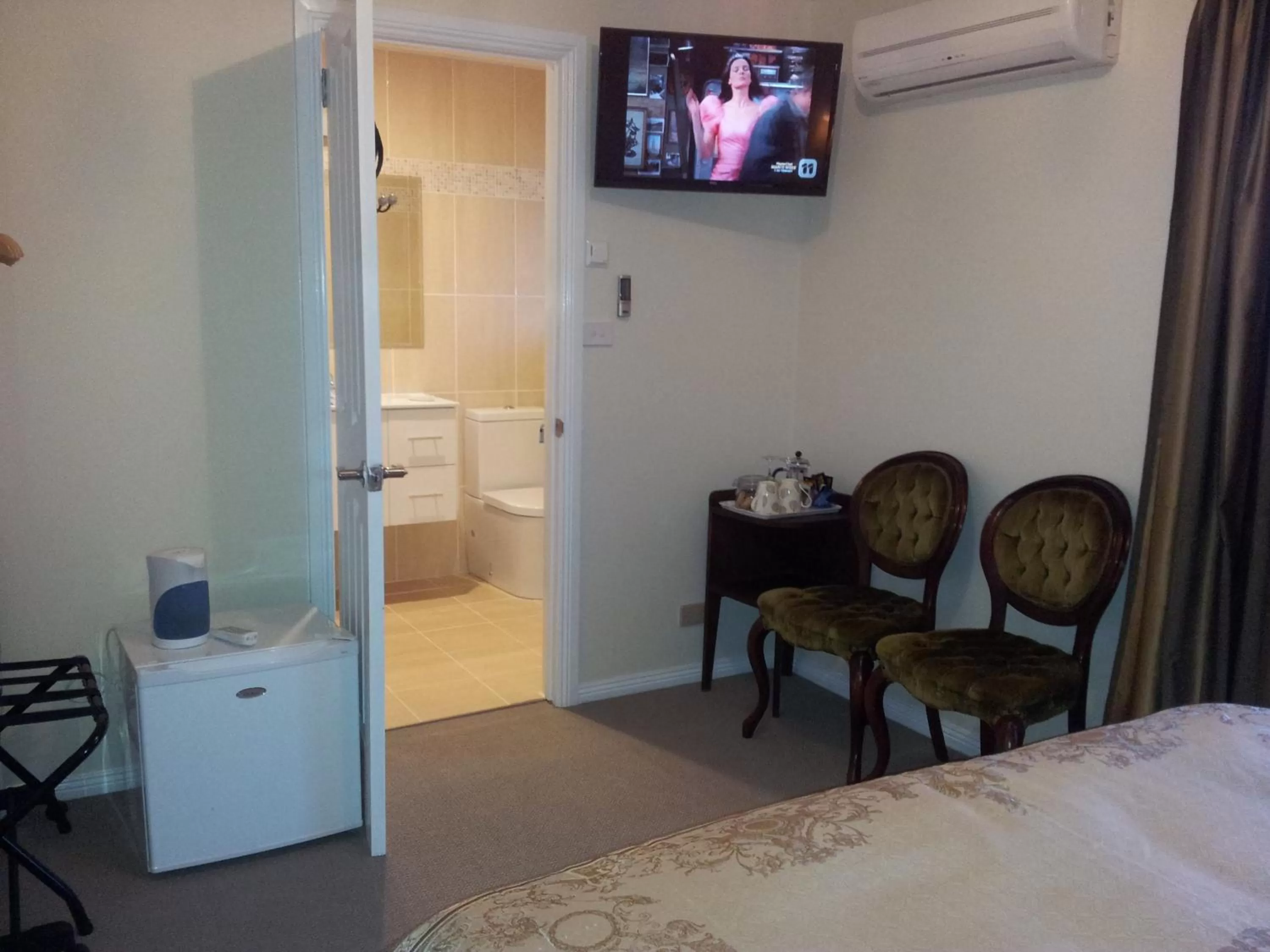 Seating area, Bed in Waterview Gardens B&B