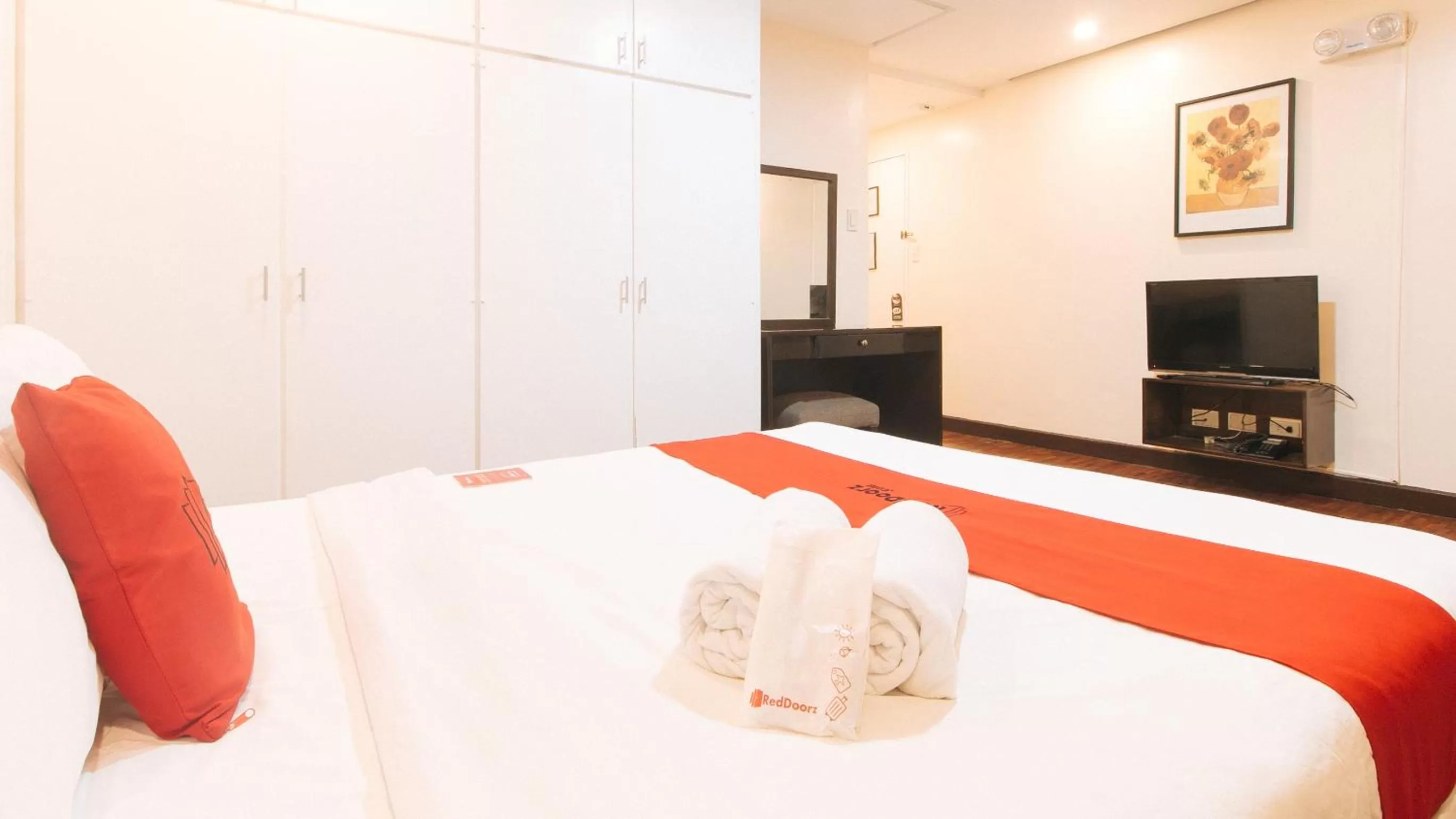Bed in RedDoorz Premium near Greenbelt Makati - Vaccinated Staff