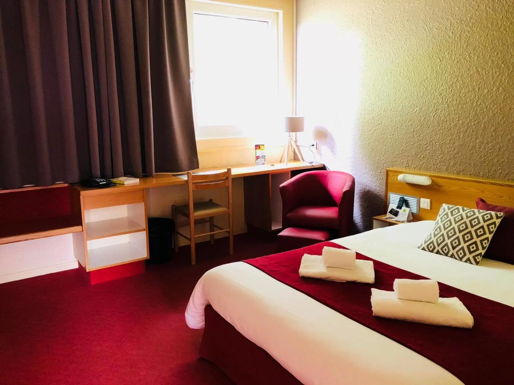 Bed in Logis Hôtel Atrium Epinal Golbey