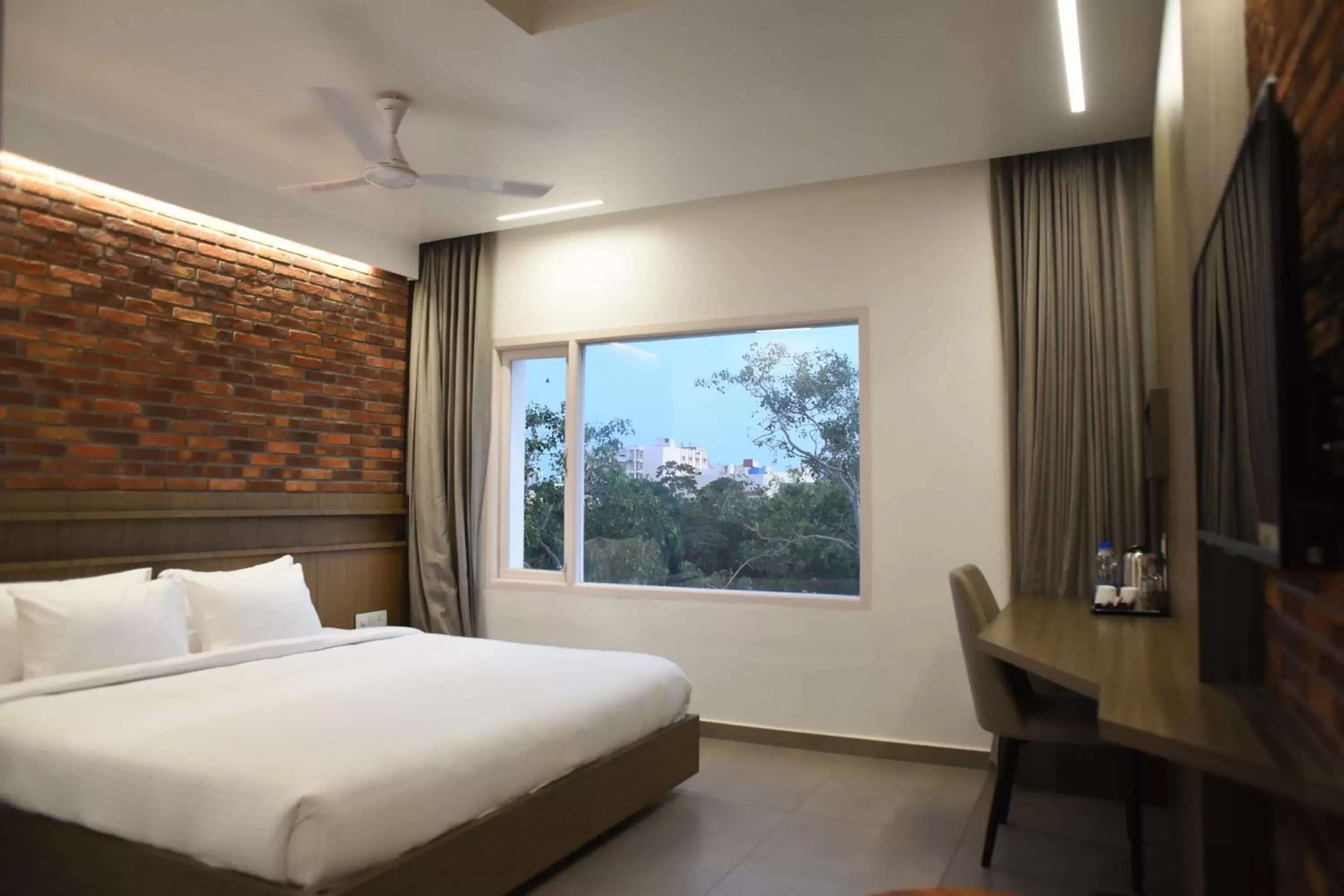Standard King Room - single occupancy in RATHNA RESIDENCY - Near US CONSULATE Standard King Room - single occupancy in RATHNA RESIDENCY - Near US CONSULATE