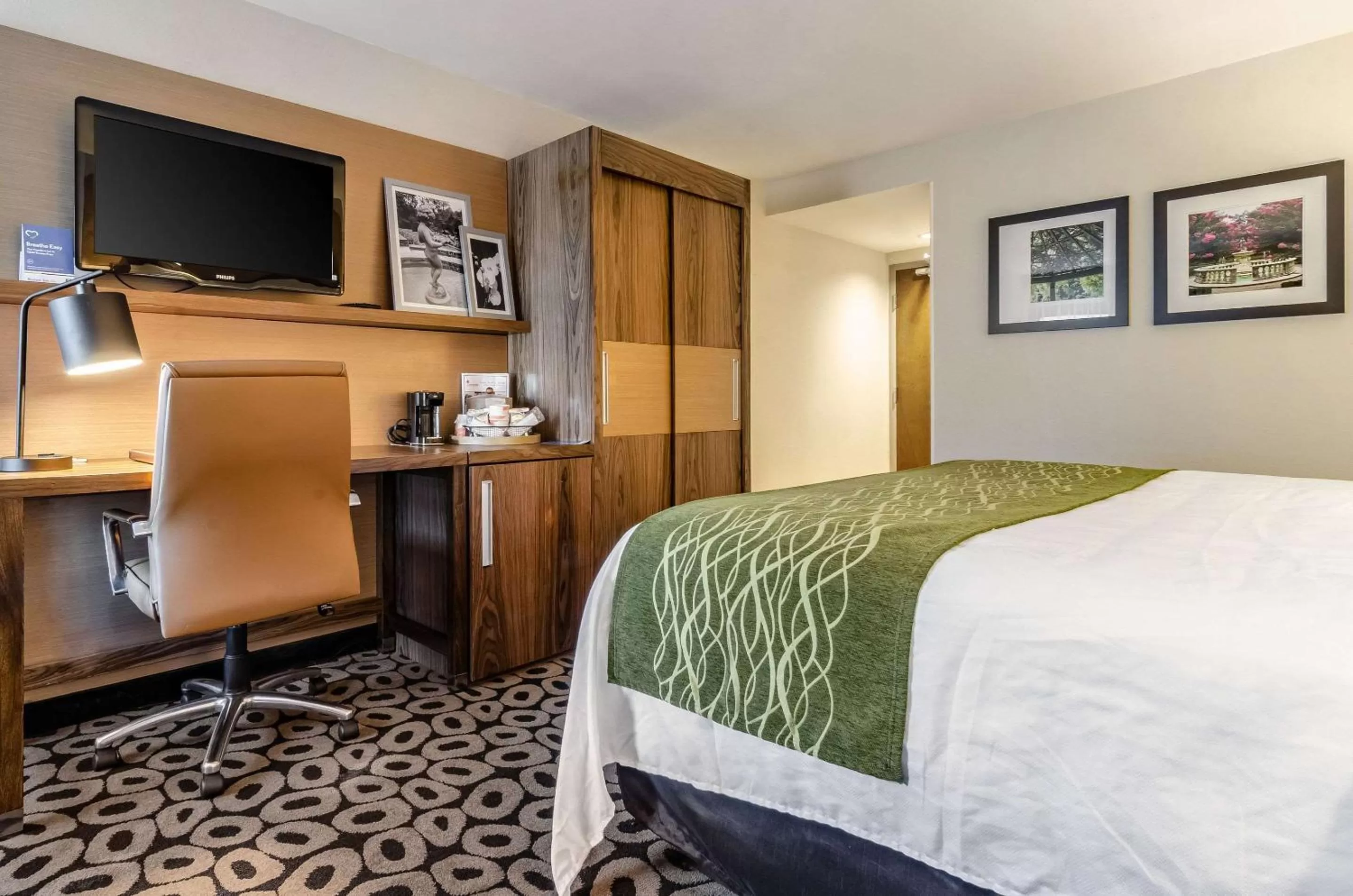 Photo of the whole room, Bed in Comfort Inn Raleigh Midtown