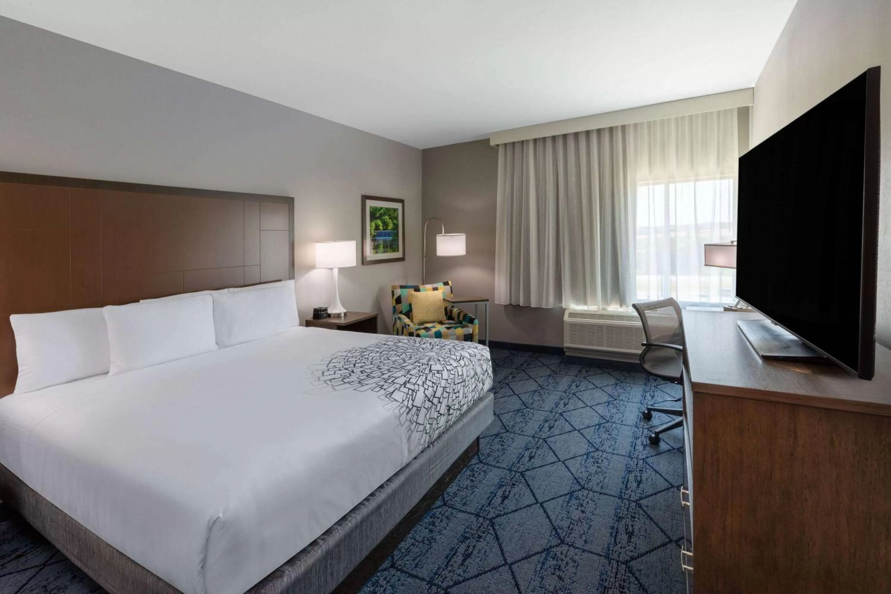 Photo of the whole room, Bed in La Quinta Inn & Suites by Wyndham Round Rock near Kalahari