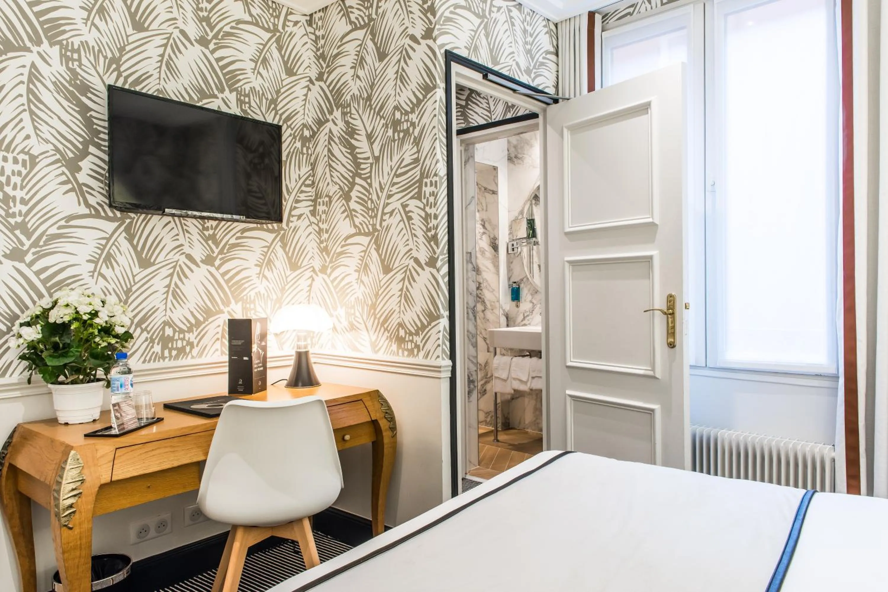 Shower, Bed in Hôtel Jardin Le Bréa