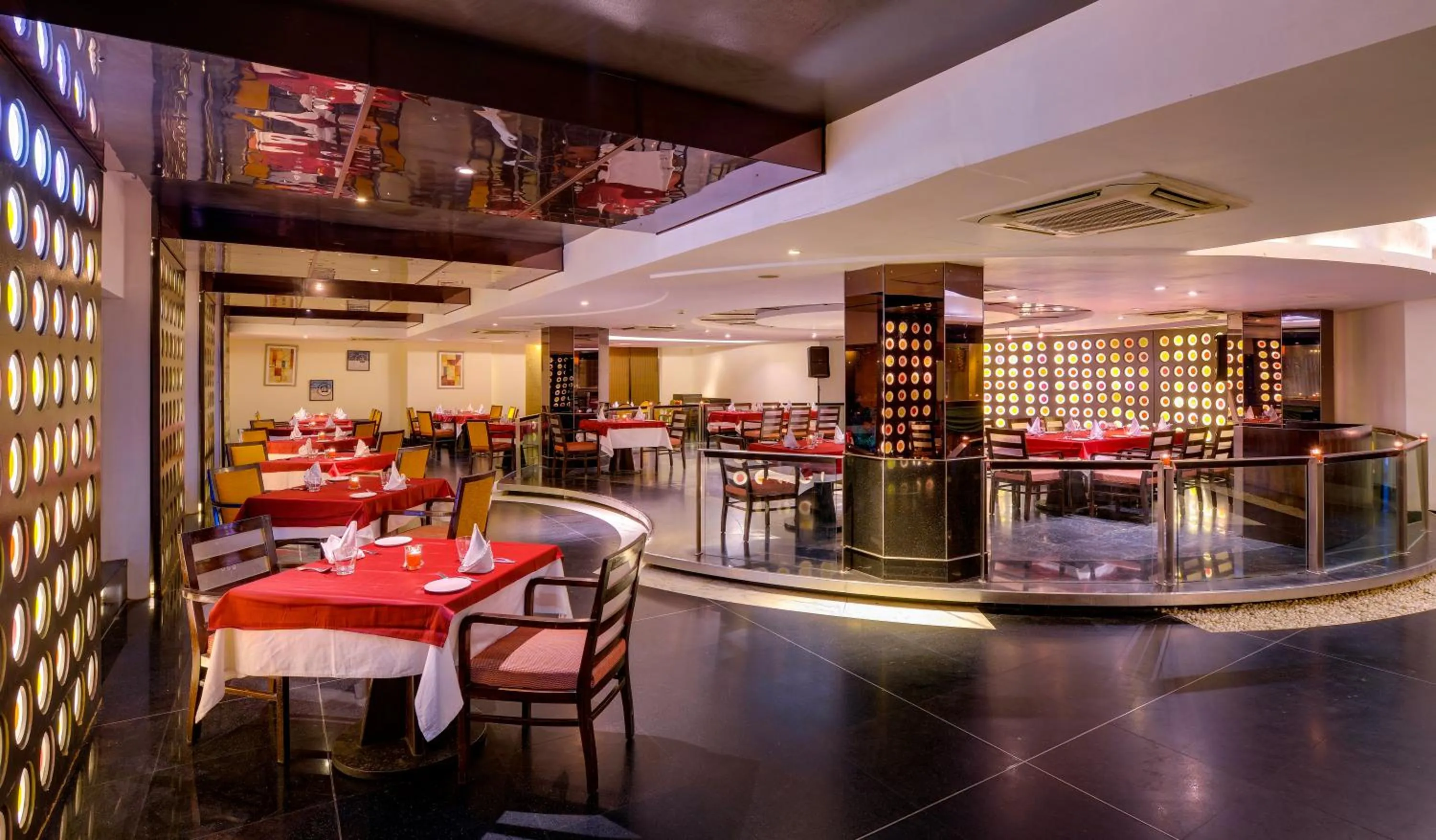 Restaurant/places to eat in Pride Plaza Hotel, Ahmedabad