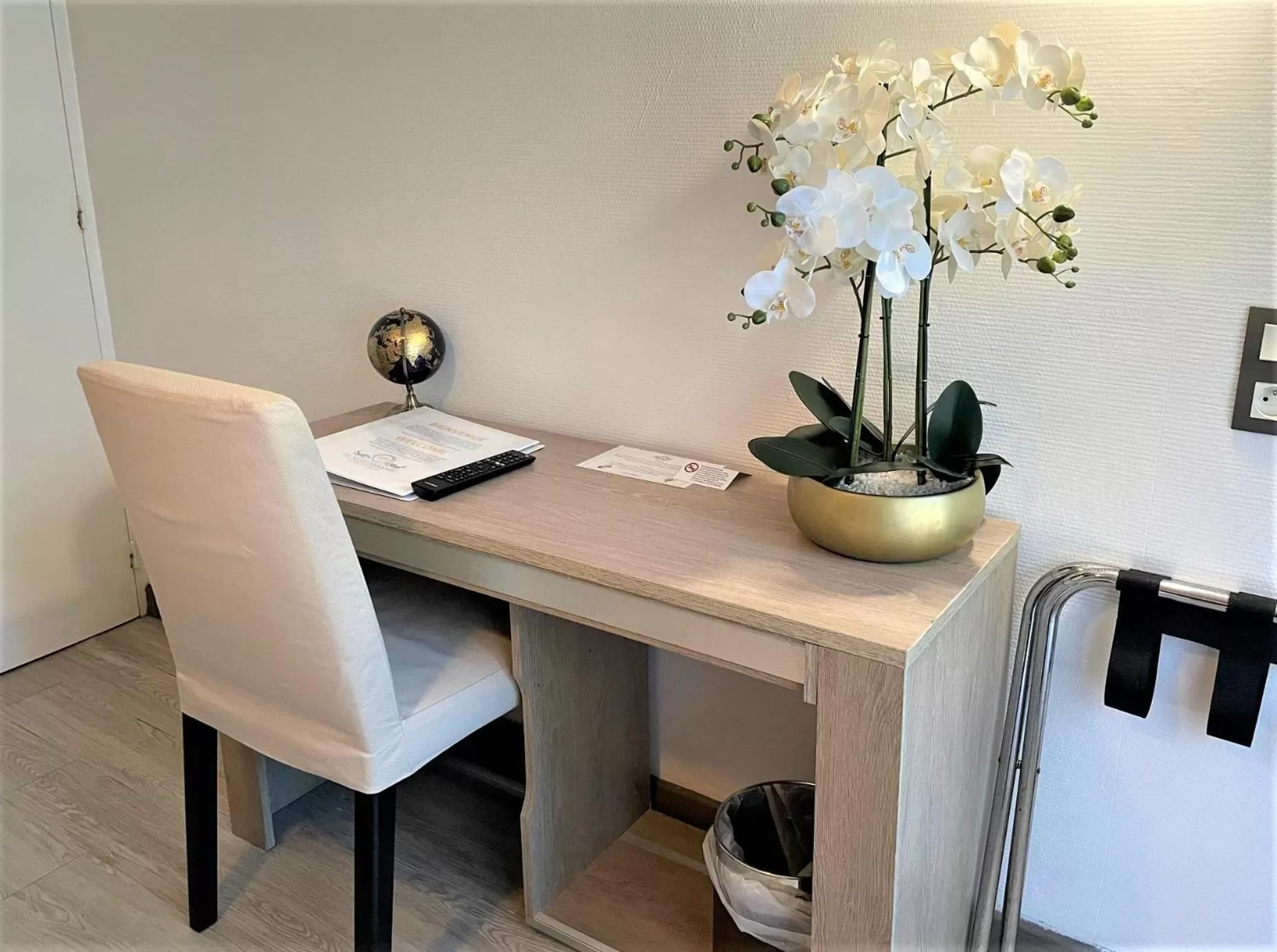 Seating area in Hôtel Le Méditerranée