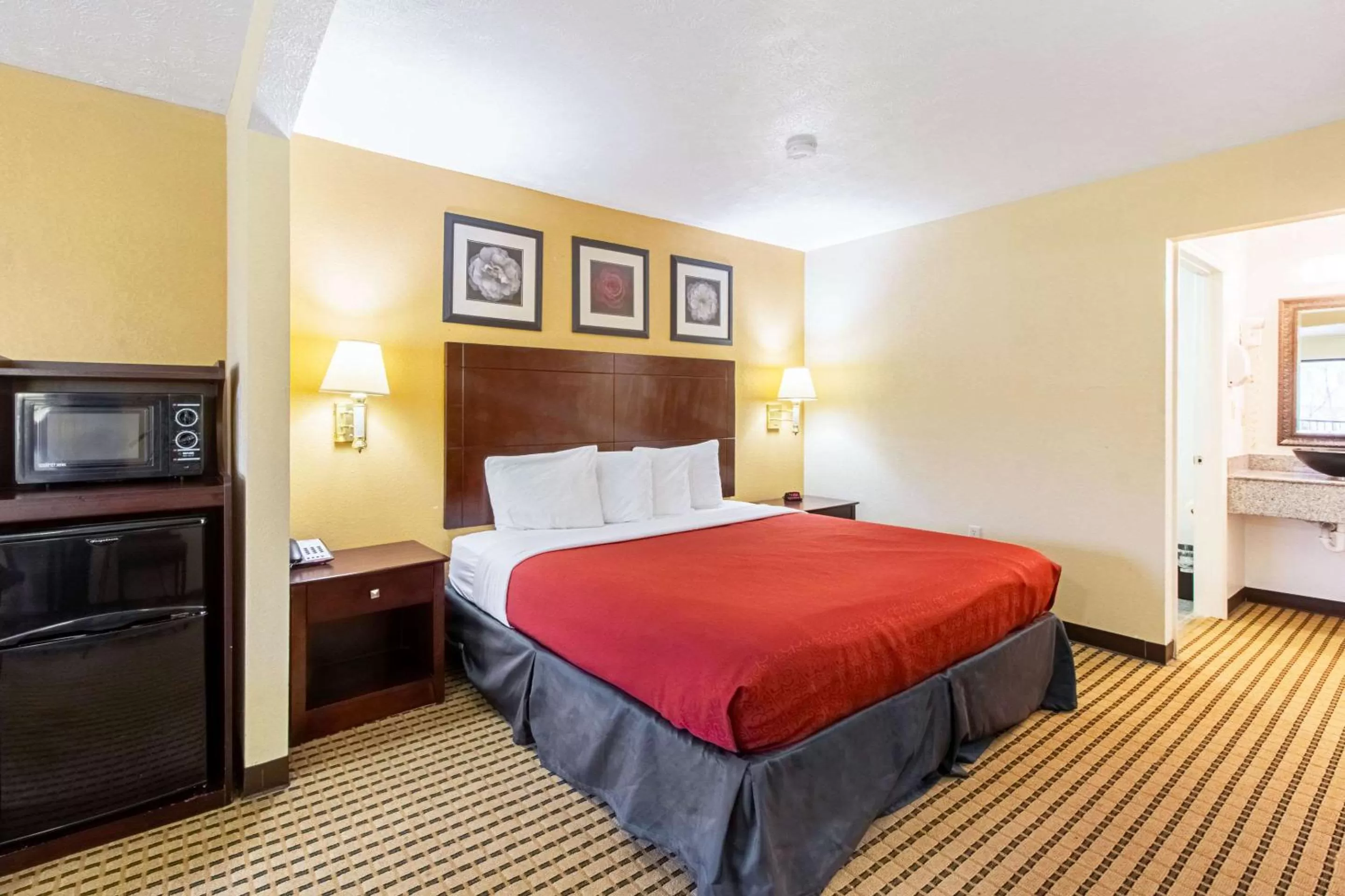 Photo of the whole room, Bed in Quality Inn & Suites Dickson