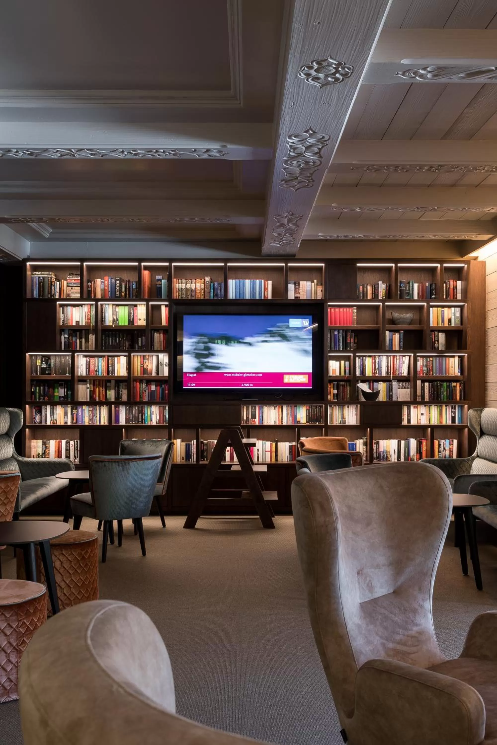 Library in Alpenhotel Tirolerhof