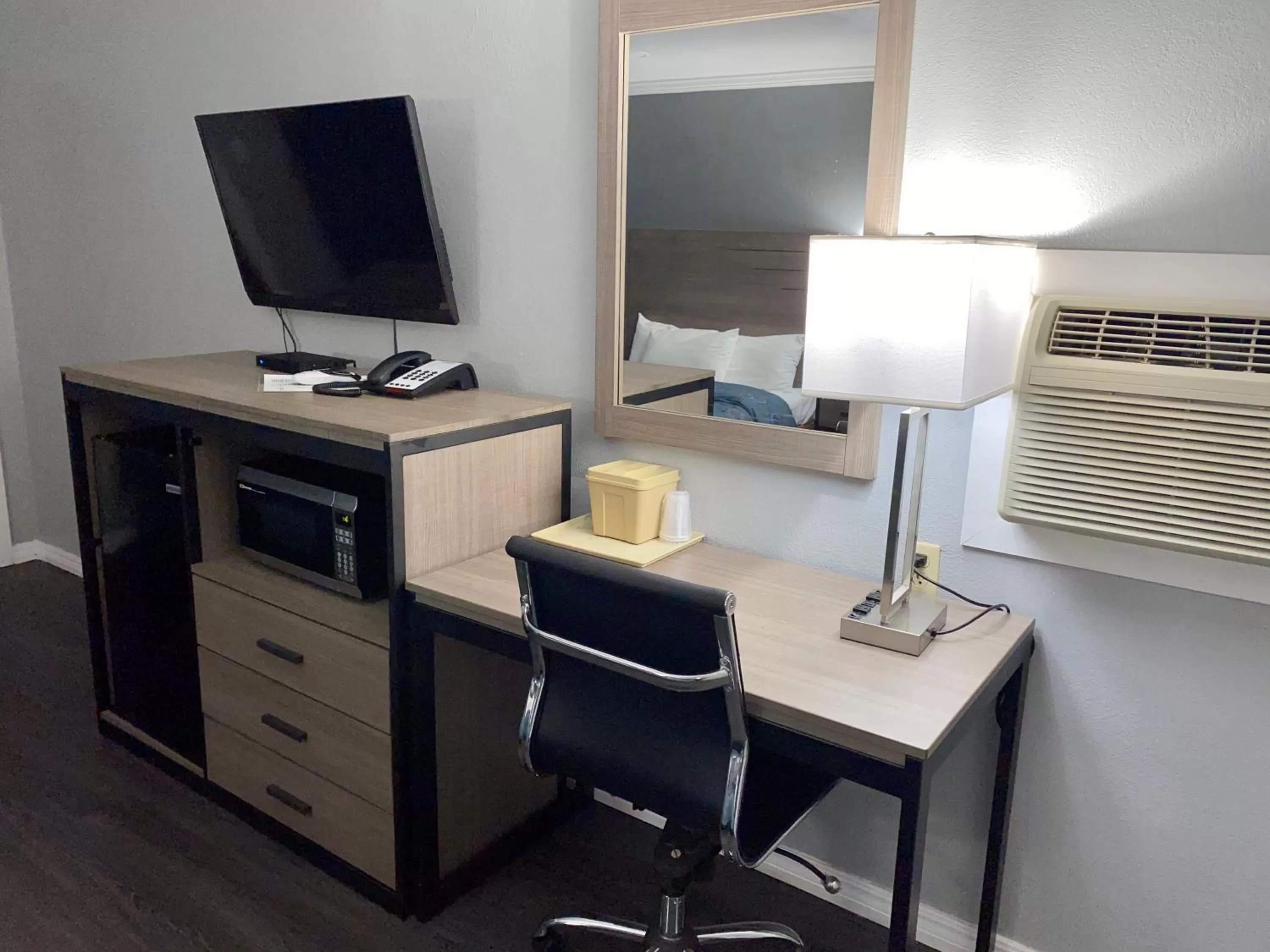 TV and multimedia in Budget Host Inn