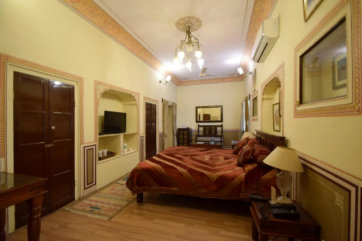 Photo of the whole room, Bed in Hari Mahal Palace by Pachar Group