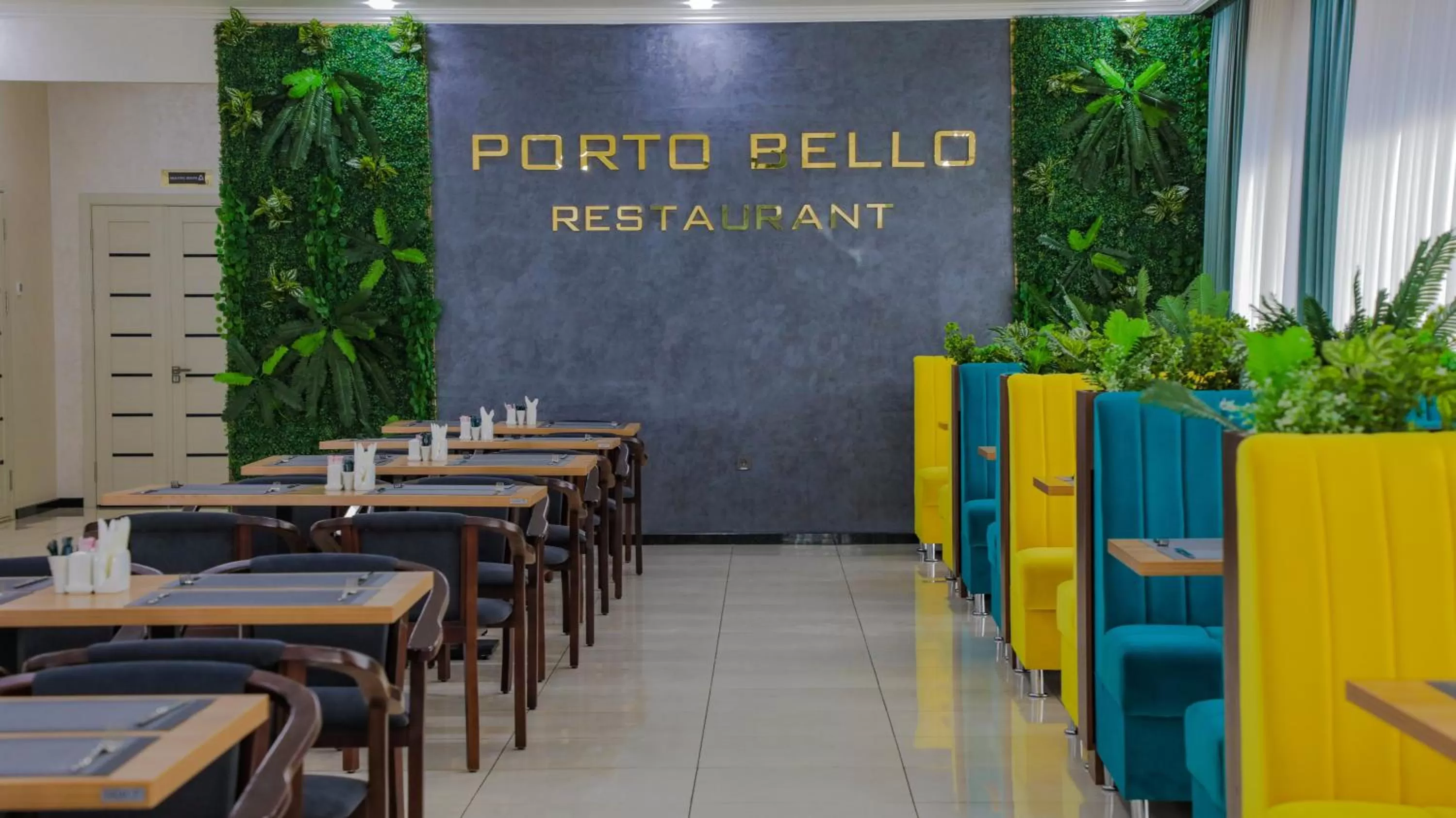 Restaurant/Places to Eat in Porto Bello Hotel